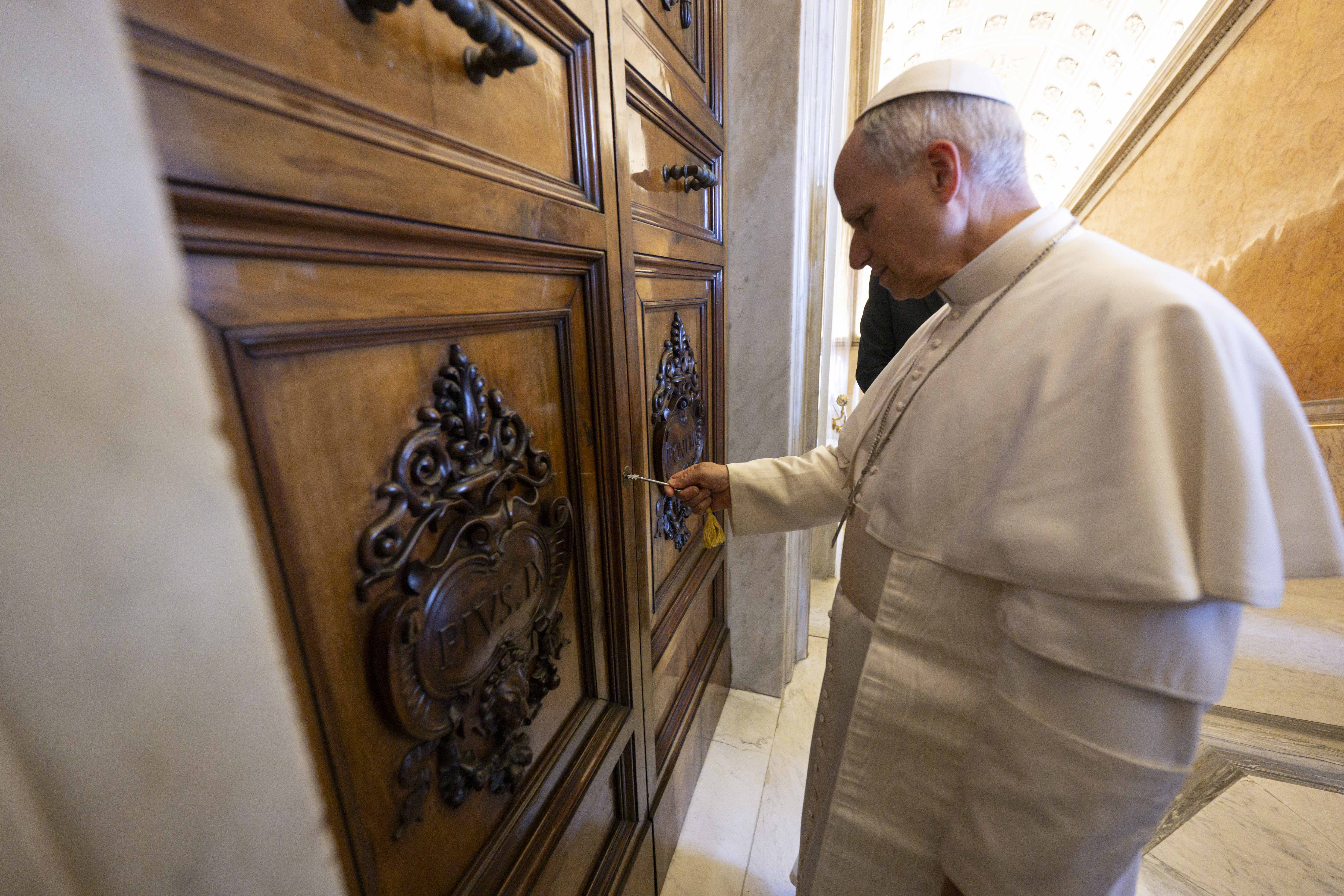 El papa León XIV visitando el apartamento papal en el Palacio Apostólico, el 12 de mayo de 2025, en la Ciudad del Vaticano. | Fuente: Getty Images