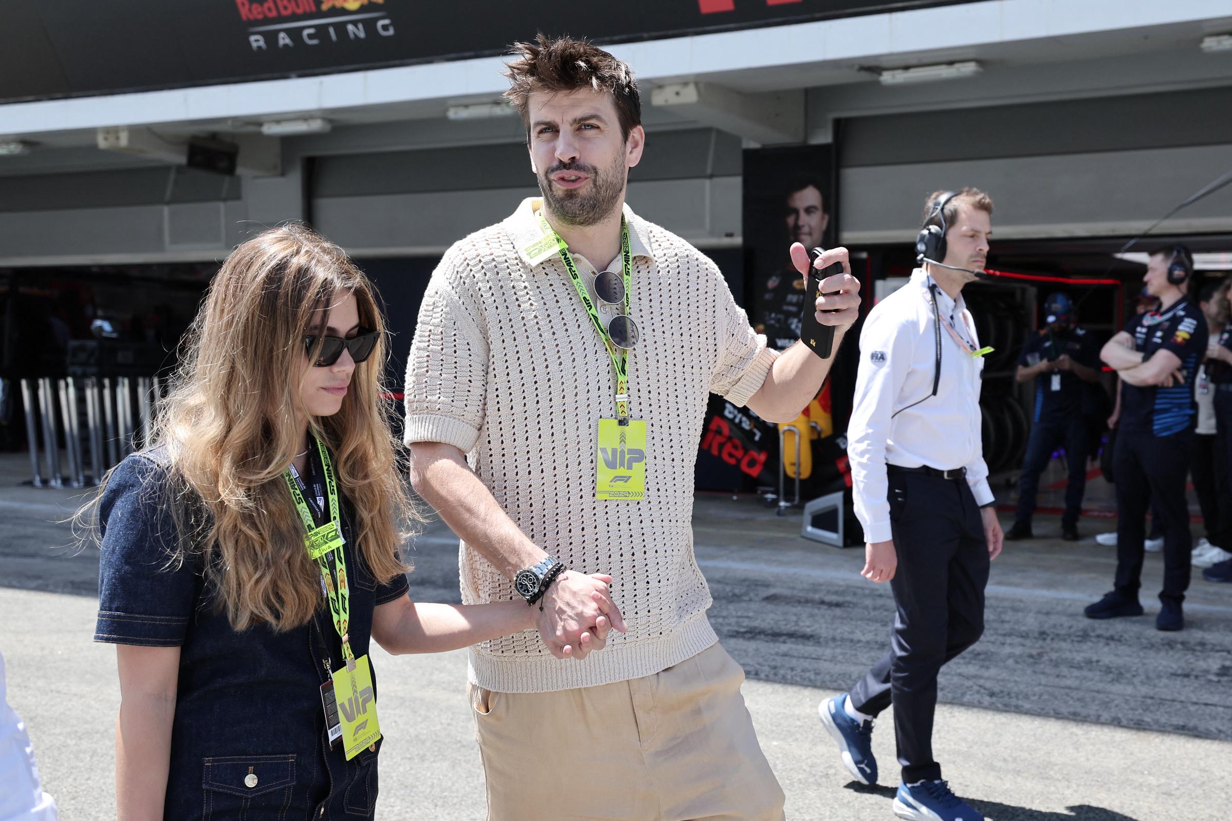 Gerard Piqué y su compañera Clara Chía Martí caminan por las gradas antes del inicio de la carrera durante el Gran Premio de España de Fórmula Uno en el Circuit de Catalunya el 23 de junio de 2024 en Montmeló, a las afueras de Barcelona. | Fuente: Getty Images