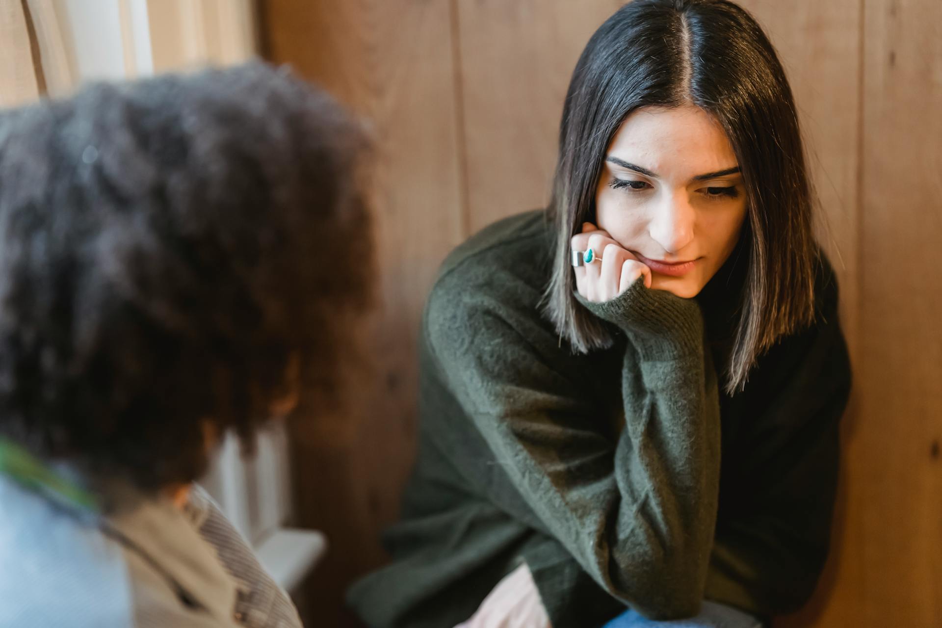 Mujer enfadada con su amiga | Fuente: Pexels