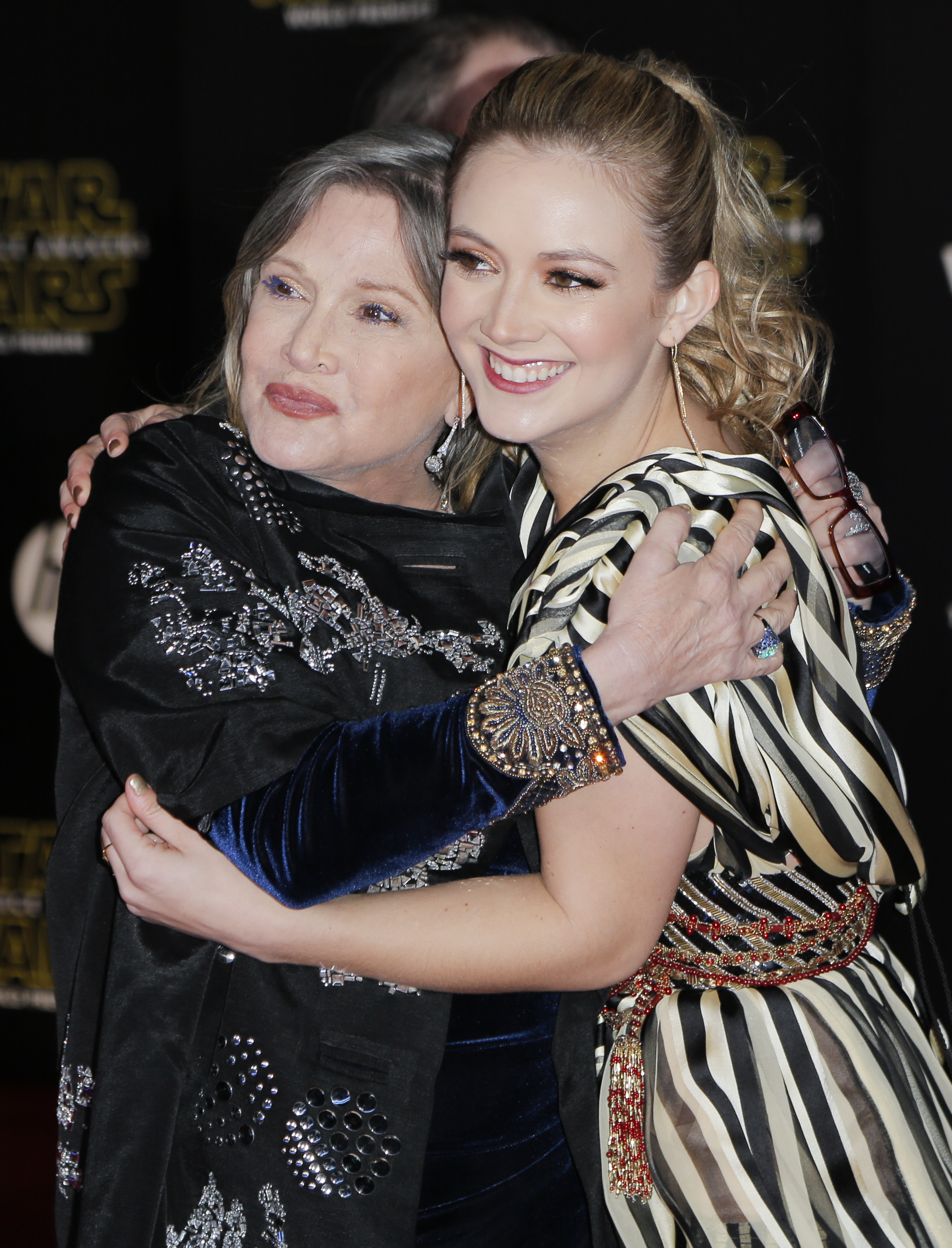 Carrie Fisher y Billie Lourd en el estreno de la película 'Star Wars: The Force Awakens', en Los Ángeles, Estados Unidos, el 14 de diciembre de 2015. | Fuente: Getty Images