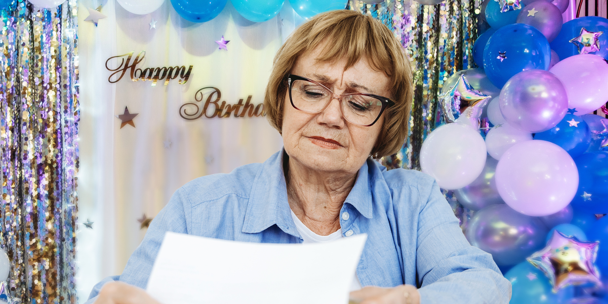 Una mujer sujetando un papel en una fiesta de cumpleaños | Fuente: Shutterstock