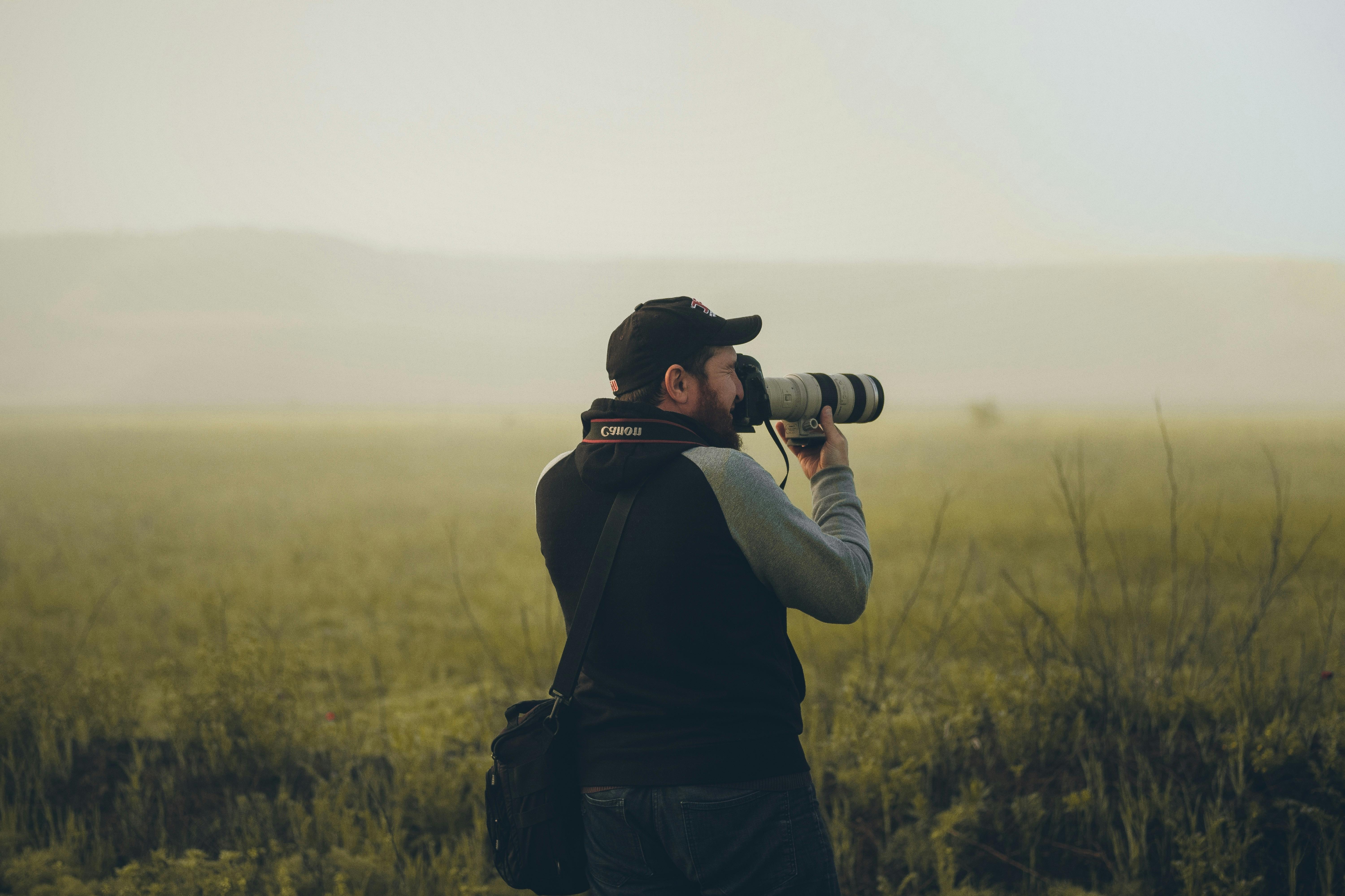 Un hombre haciendo fotos con su cámara | Fuente: Pexels