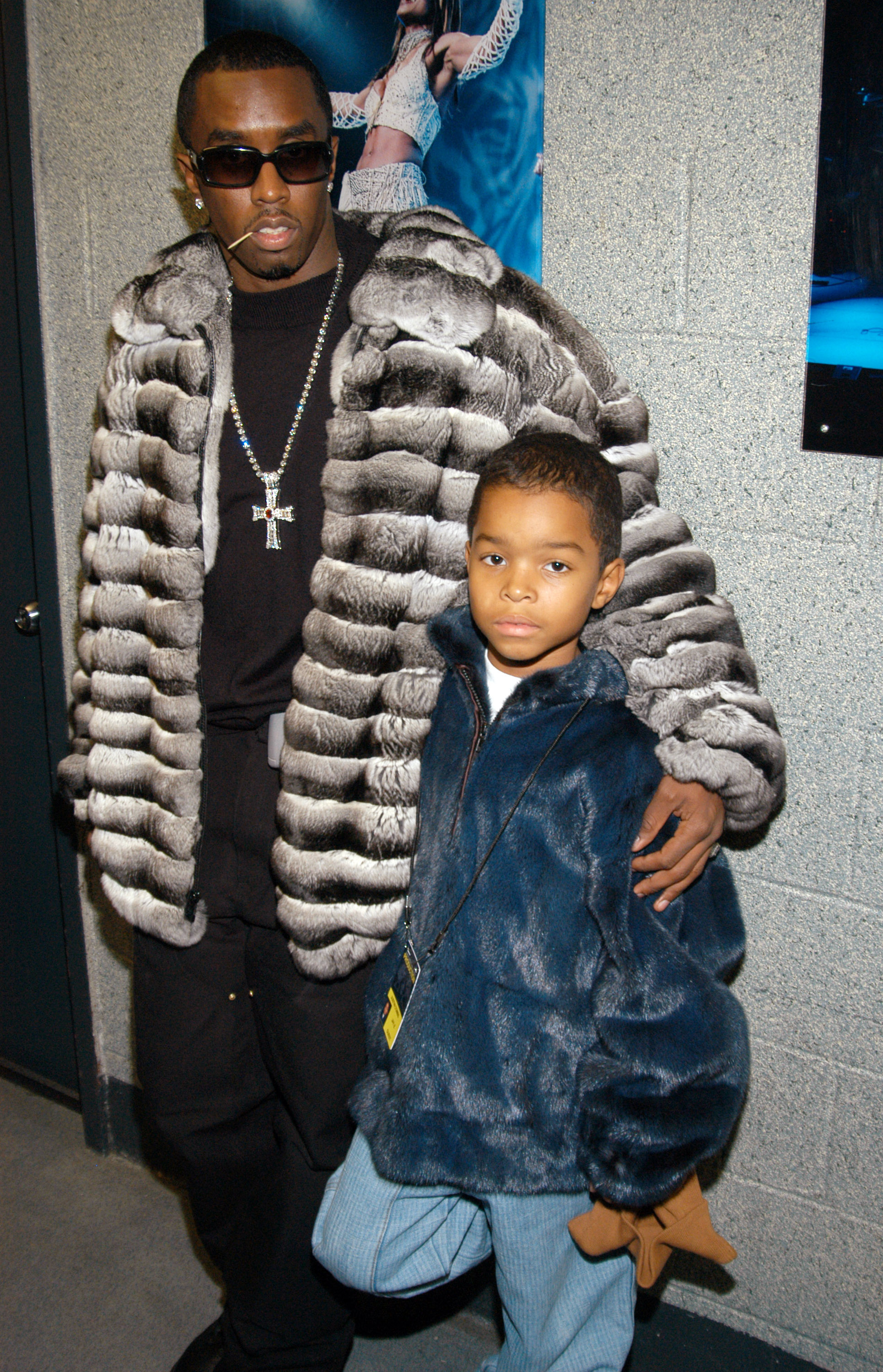 Diddy y Justin Combs asisten al evento en vivo "The Black Album Tour" el 25 de noviembre de 2003, en Nueva York. | Fuente: Getty Images
