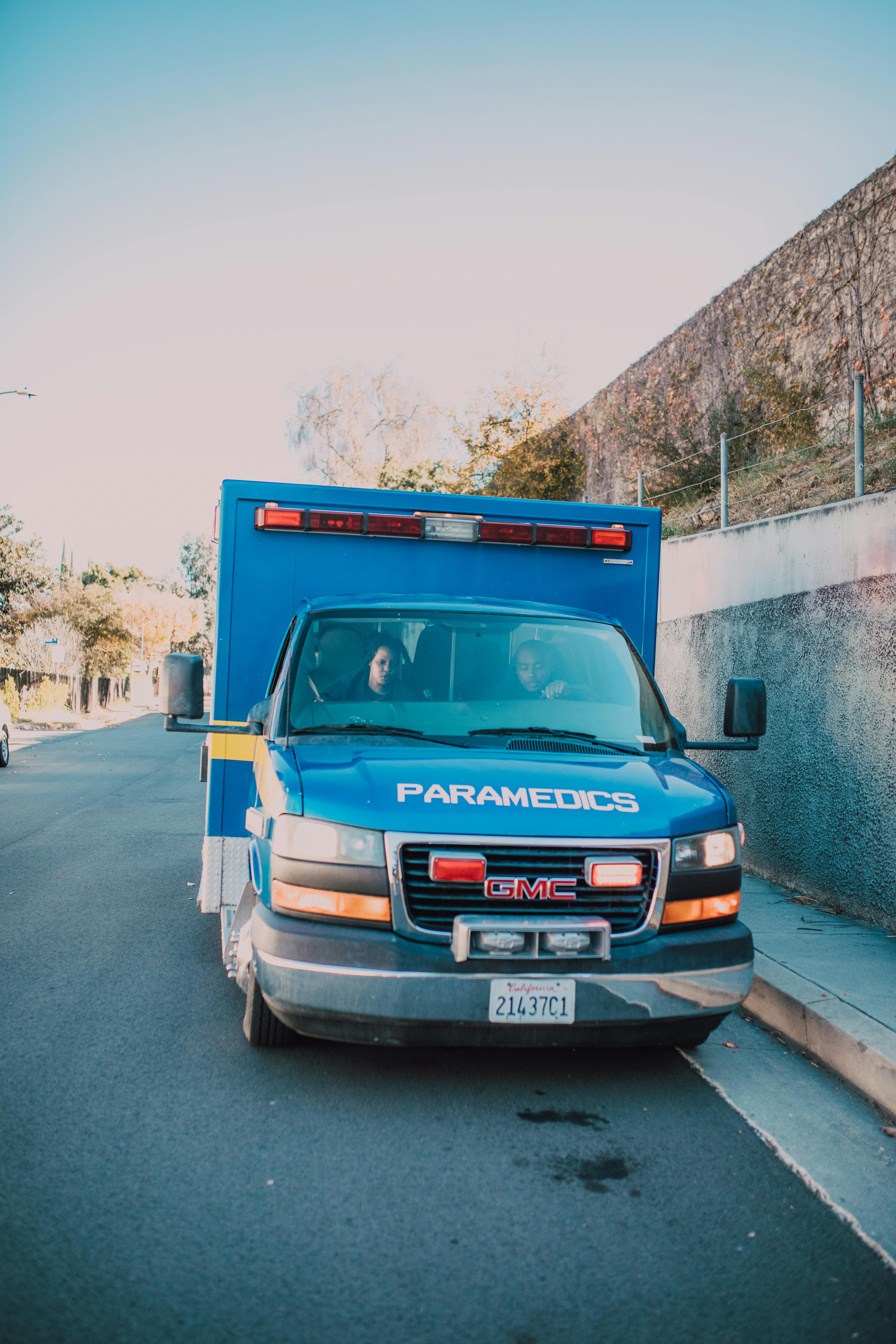 Una ambulancia azul aparcada en el arcén | Foto: Pexels