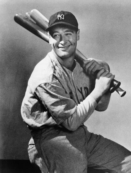 Retrato de Lou Gehrig sentado con tres bates de béisbol sobre su hombro, alrededor de 1930. | Foto: Getty Images