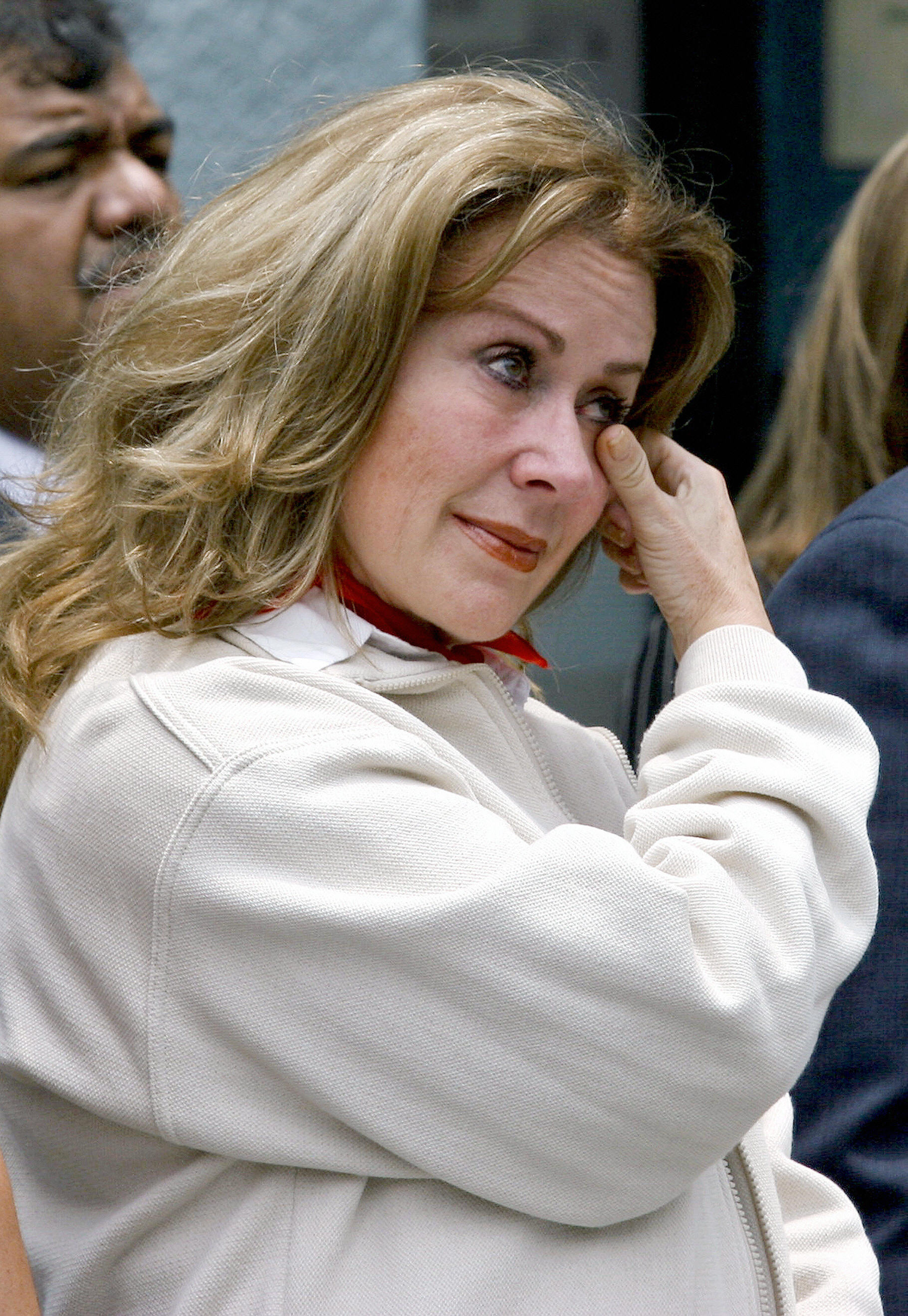 Laura Zapata llora antes de una conferencia de prensa con el Procurador General de Mexico Daniel Cabeza de Vaca en las oficinas de la Agencia Federal de Investigaciones (AFI) en la ciudad de Mexico, el 04 agosto 2005. | Fuente: Getty Images