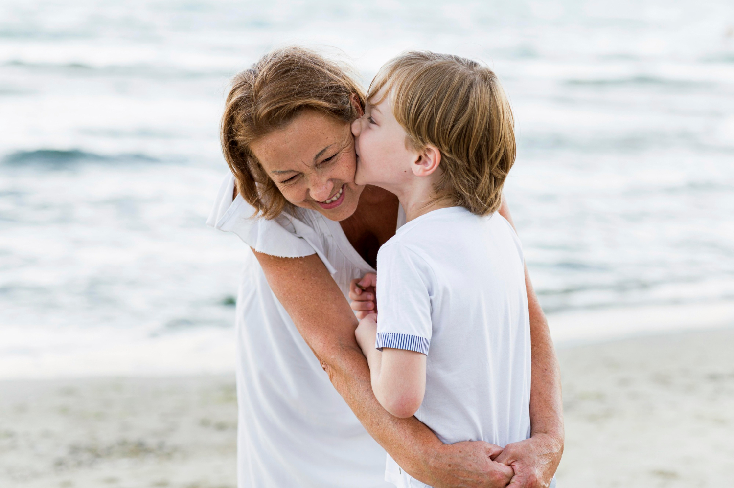 Un bambino che bacia la nonna | Fonte: Freepik