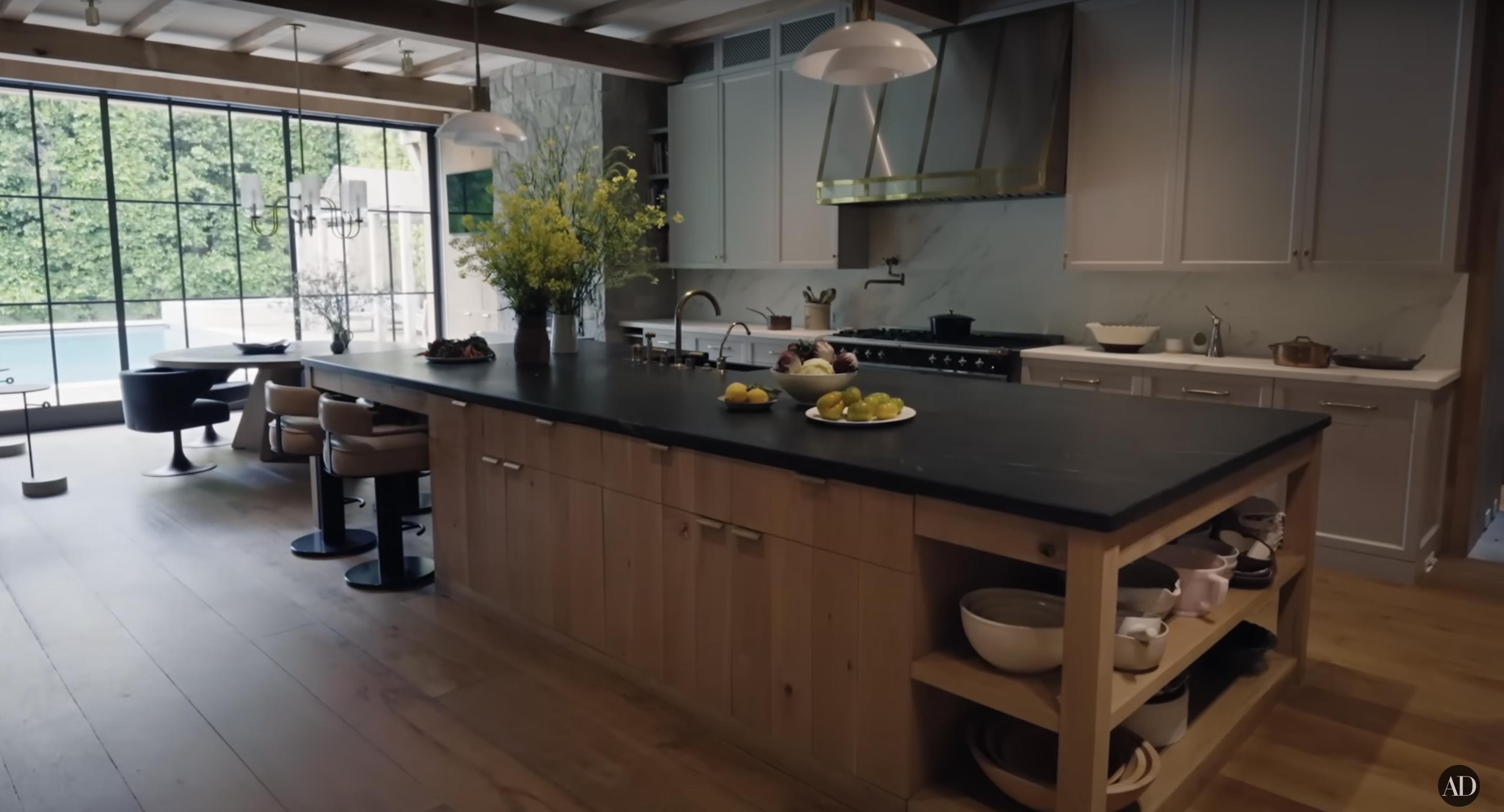 La cocina de Jennifer Garner, fechada el 3 de septiembre de 2024 | Fuente: YouTube/@Archdigest