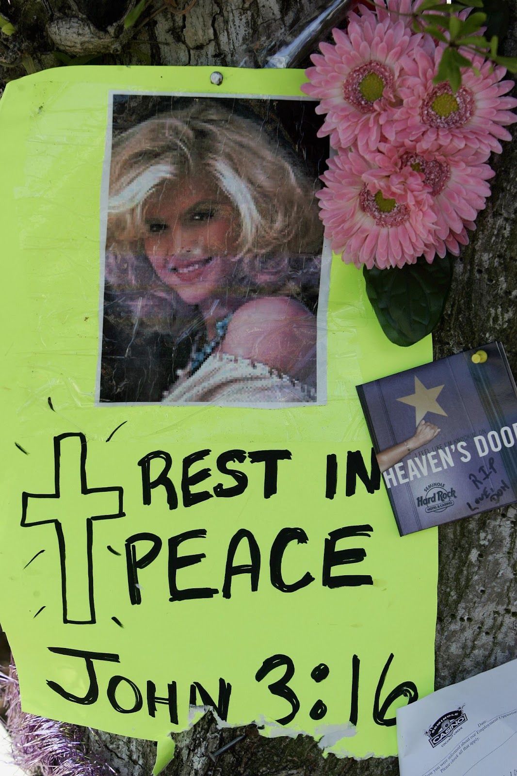 Un cartel de Anna Nicole Smith, parte de un monumento improvisado en 2007 tras su muerte. | Fuente: Getty Images