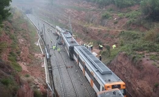 Autoridades trabajan en tren descarrilado en Vacarisses, nov. de 2018. |Imagen:  YouTube.com / AFP news agency