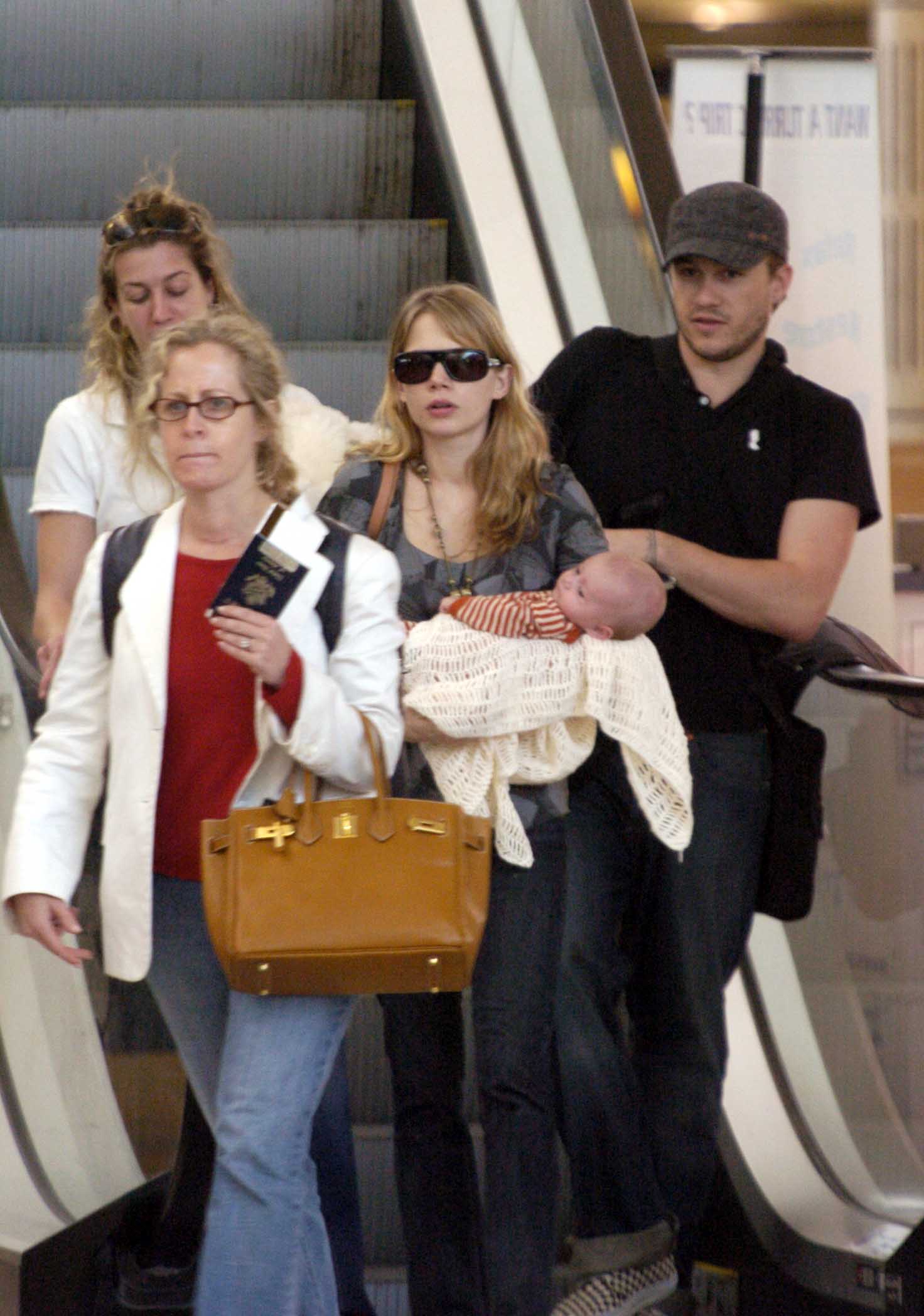 Heath Ledger y Michelle Williams con su hija Matilda Rose Ledger en Sidney, Australia, el 14 de enero de 2006 | Fuente: Getty Images