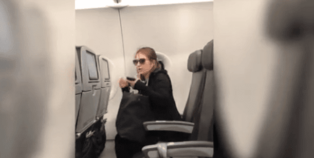 Mujer discutiendo en el avión / Imagen tomada de: Miami Herald