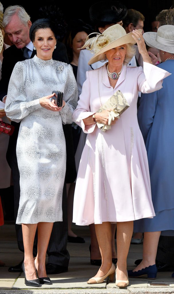 La Reina Letizia de España y Camila, Duquesa de Cornualles asisten al servicio de la Orden de la Liga en la Capilla de San Jorge el 17 de junio de 2019 en Windsor, Inglaterra.I Foto: Getty Images