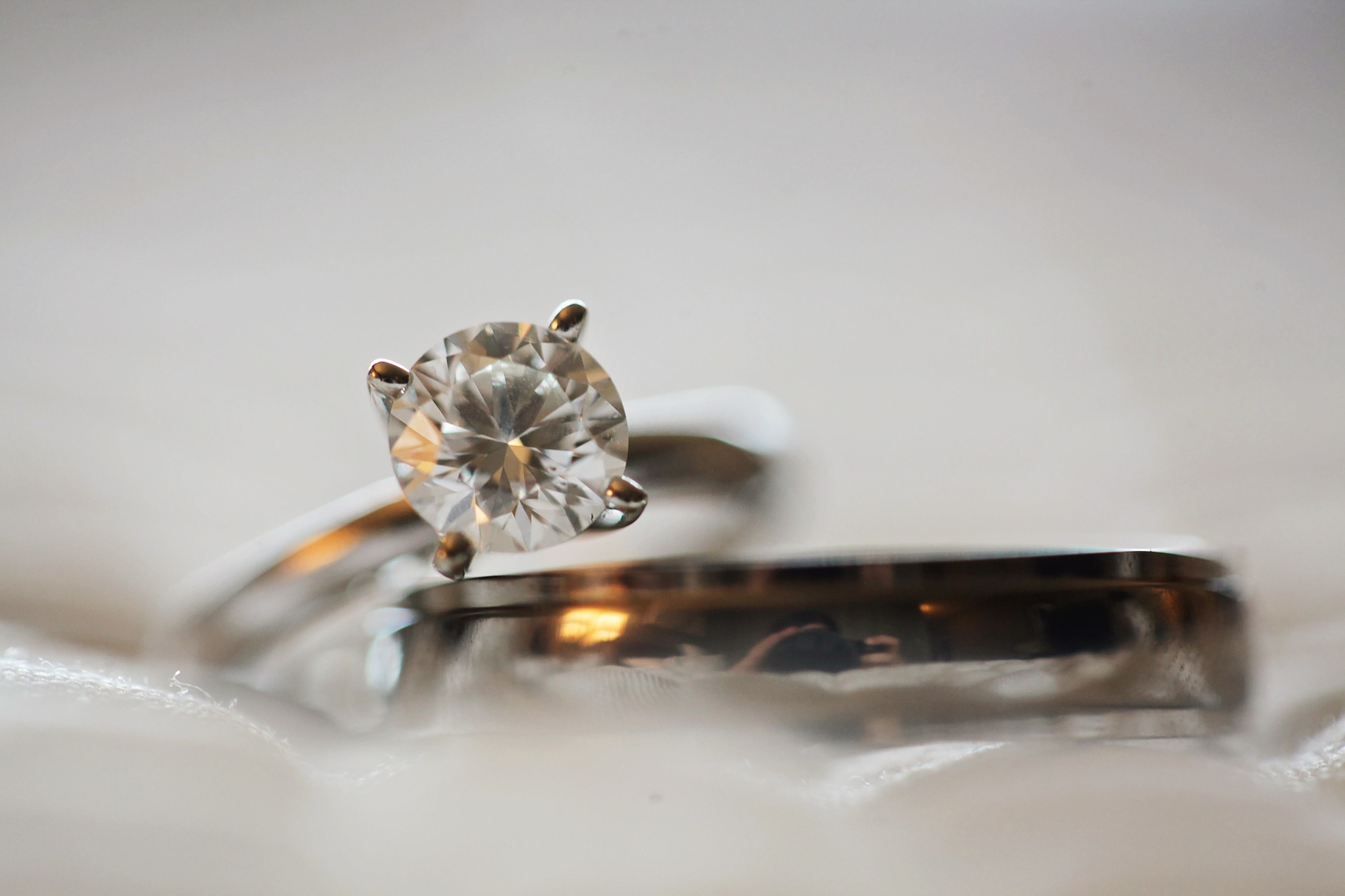 Anillo de bodas con diamante. | Foto: Pexels