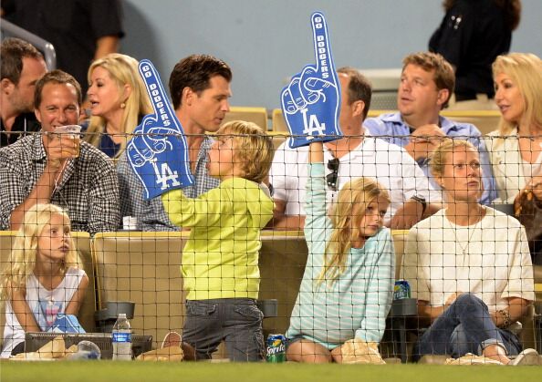 Gwyneth Paltrow, Moses Martin y Apple Martin miran el partido entre los Diamondbacks de Arizona y los Dodgers de Los Ángeles. | Imagen: Getty Images / Global Images Ucrania