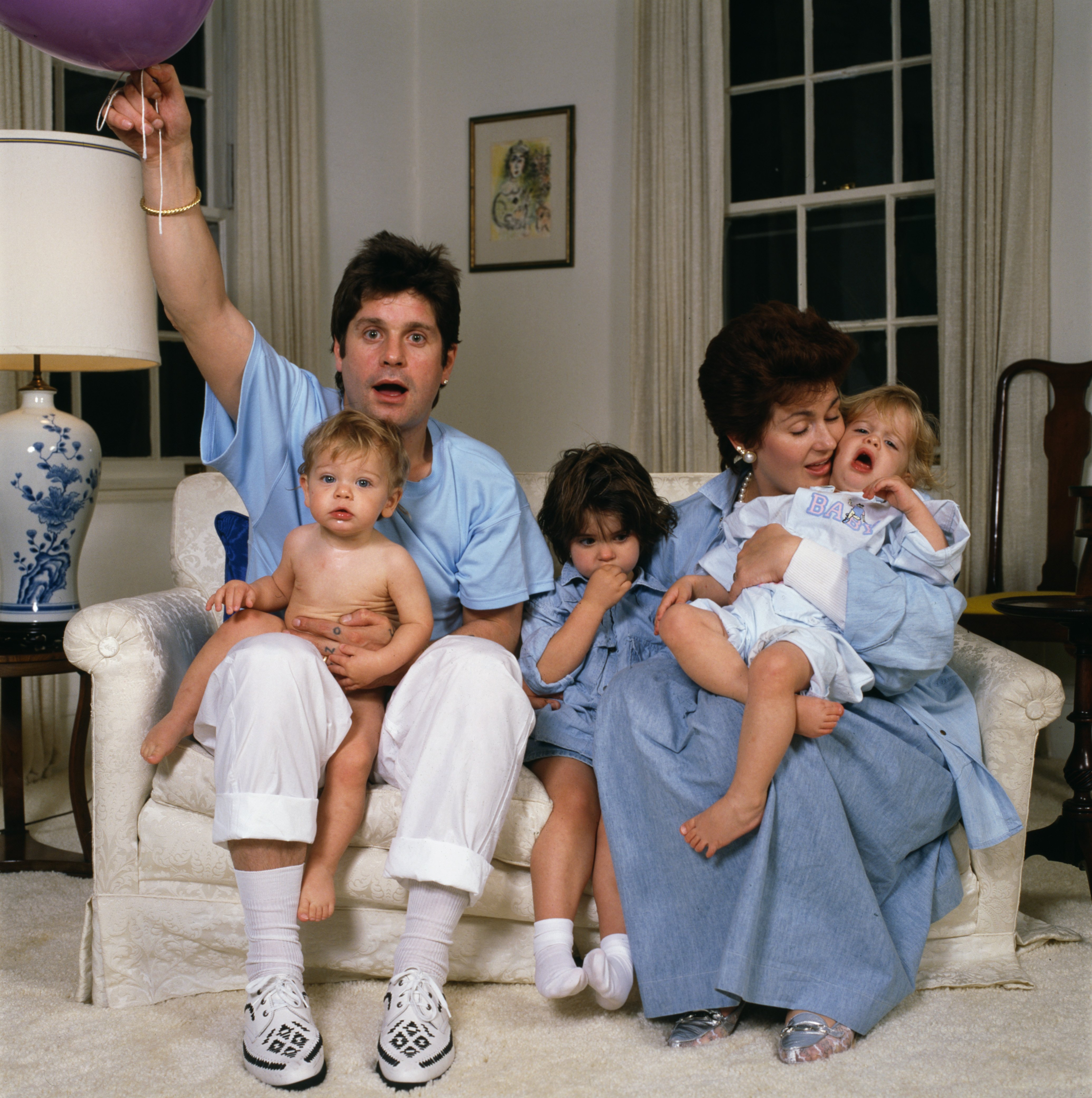 Ozzy Osbourne y su esposa Sharon Osbourne fotografiados con sus tres hijos, Aimee, Kelly y Jack en 1987. | Foto: Getty Images