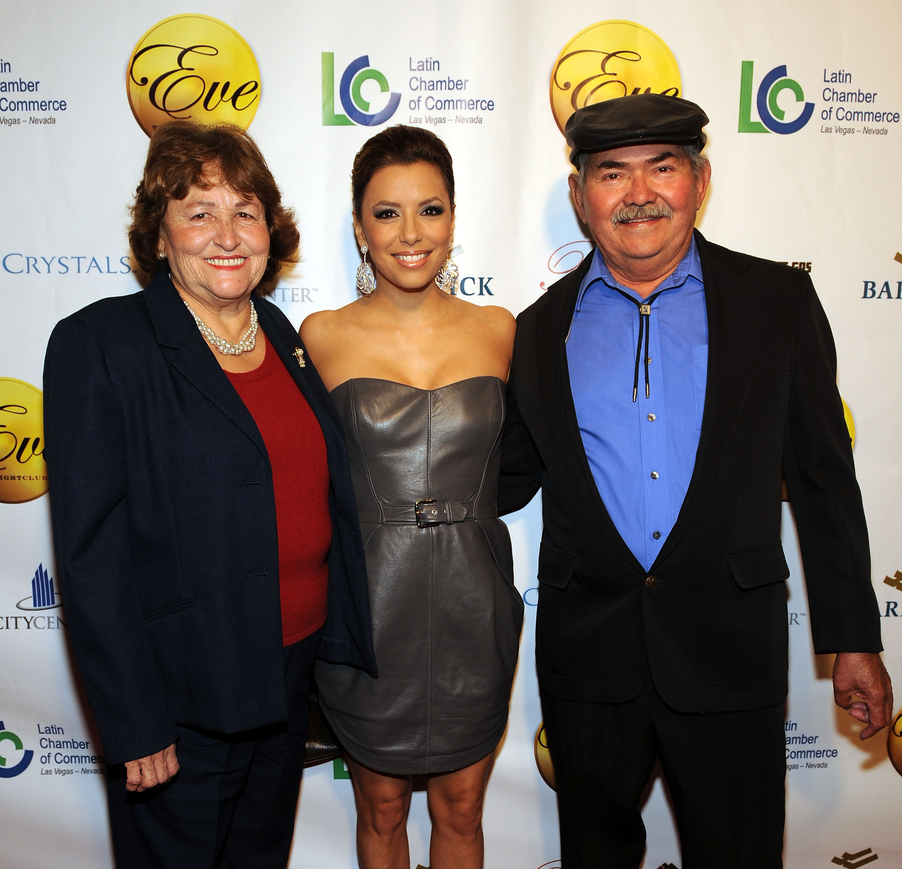 Eva Longoria con sus padres Ella y Enrique Longoria el 20 de febrero de 2010 en Las Vegas, Nevada | Fuente: Getty Images