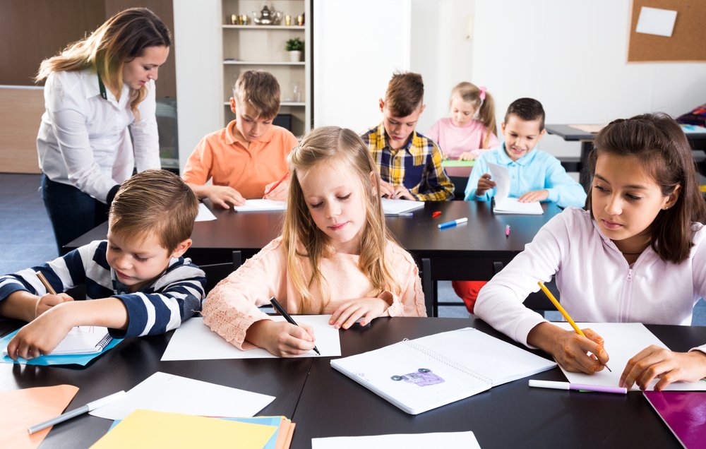 Niños en aula de clases. | Foto: Shutterstock.