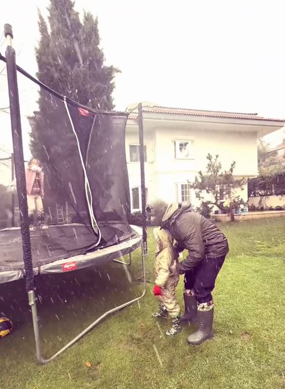 Mauro Icardi ayuda a Amancio a subir al trampolín, donde Magnolia salta divertida | Fuente: TikTok/sangrejaponesita