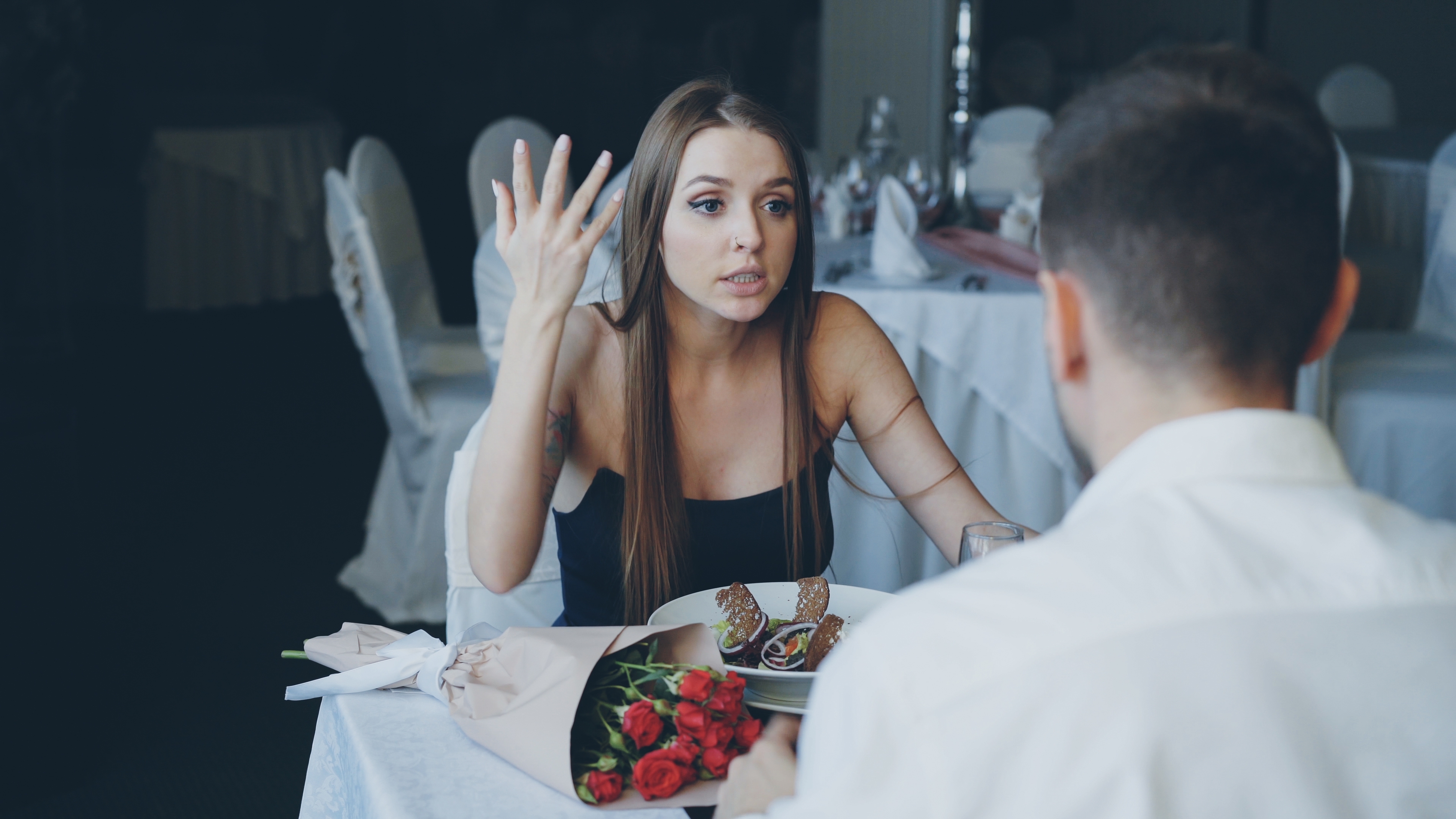 Una mujer enfadada discutiendo con su marido mientras cenan en un restaurante | Foto: Shutterstock