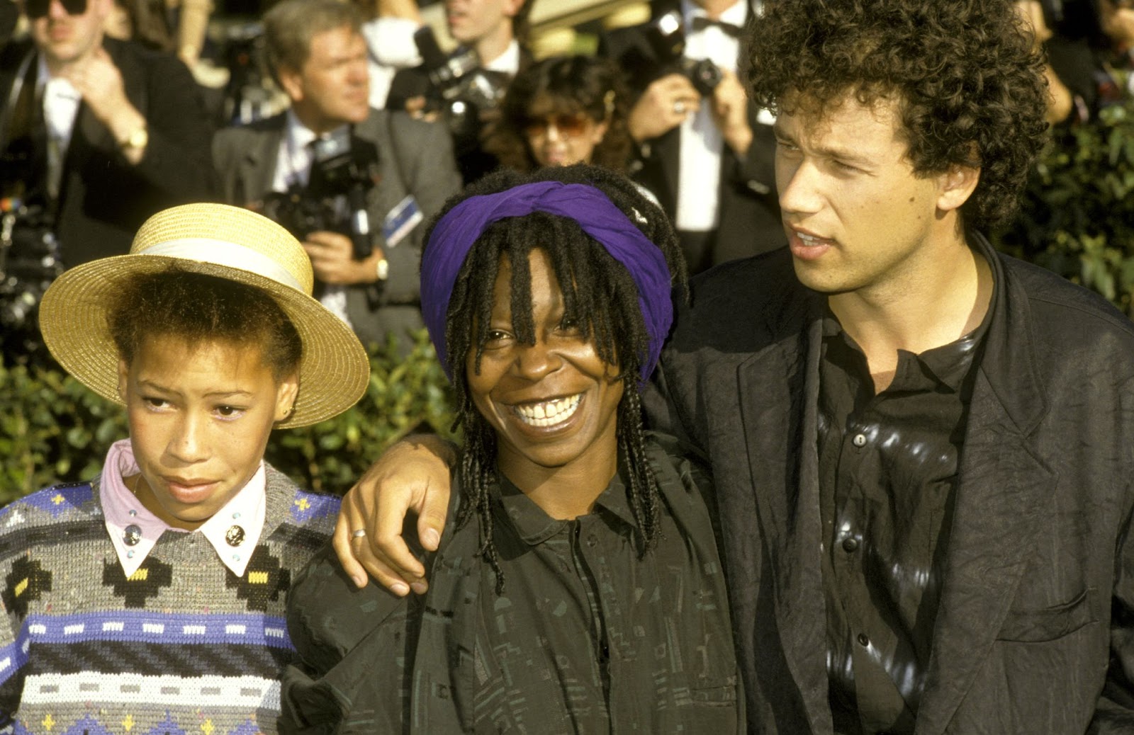 Alexandra Martin y Whoopi Goldberg en la 38ª edición de los Premios Emmy en 1986 | Fuente: Getty Images