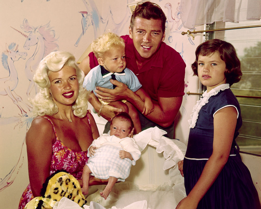 Jayne Mansfield con Mickey Hargitay y sus hijos Jayne Marie, Miklos y Zoltan en 1960 | Foto: Getty Images