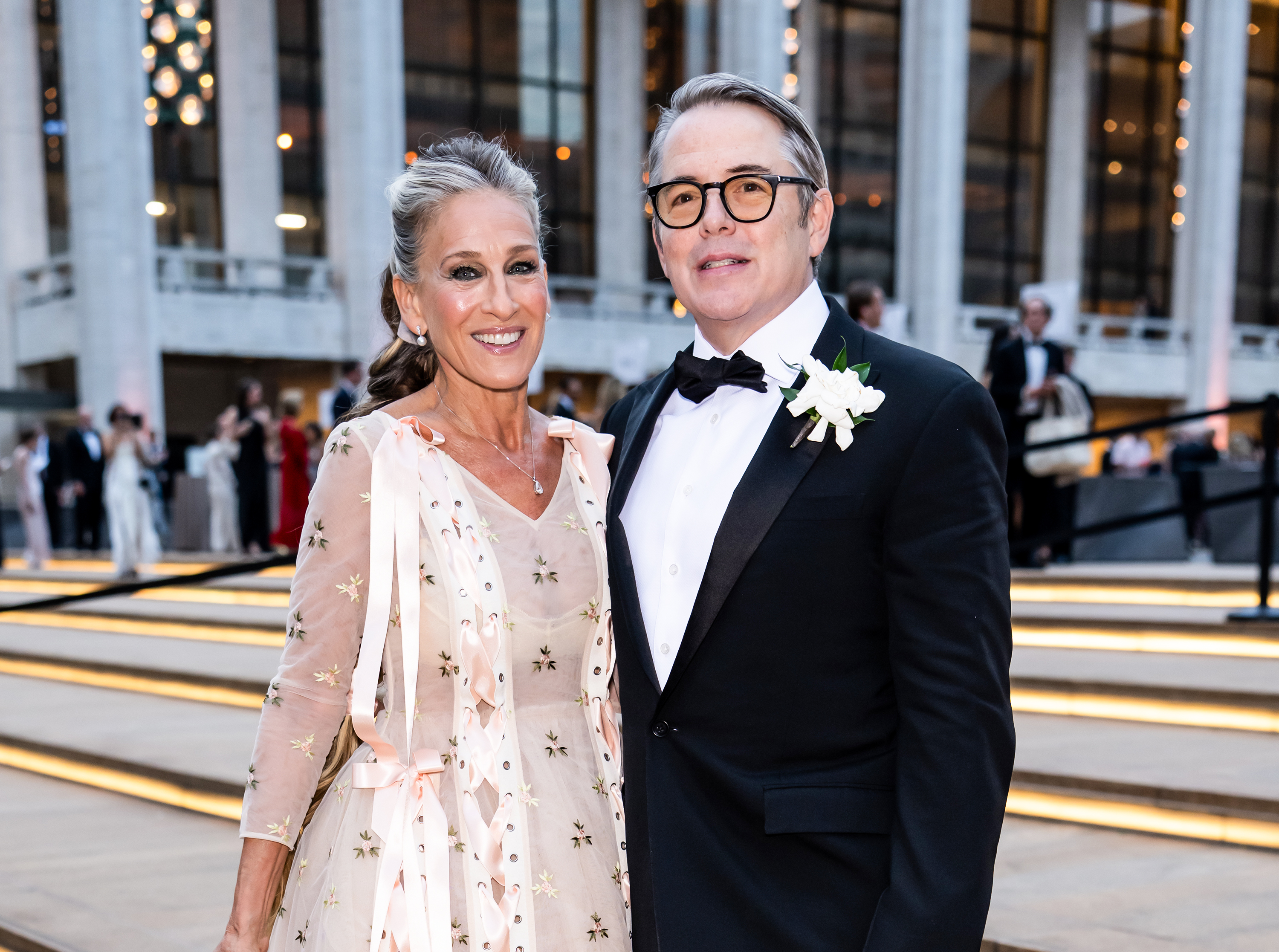 Si te fijas bien, se aprecian los diminutos bordados florales y los detalles de cinta de raso del vestido de Parker mientras ella y Broderick posan juntos durante su velada de ballet. | Fuente: Getty Images