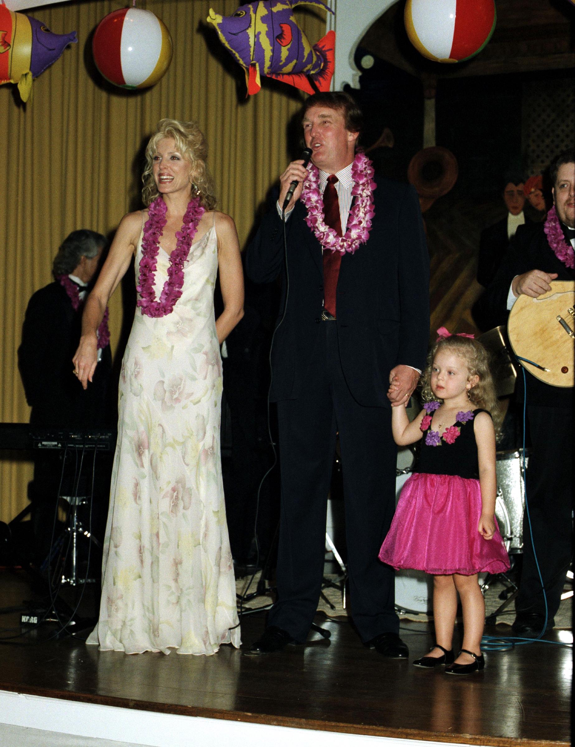 Marla Maples y Donald Trump con su hija en el escenario de la finca Mar-a-Lago en Palm Beach, Florida, el 1 de marzo de 1997 | Fuente: Getty Images