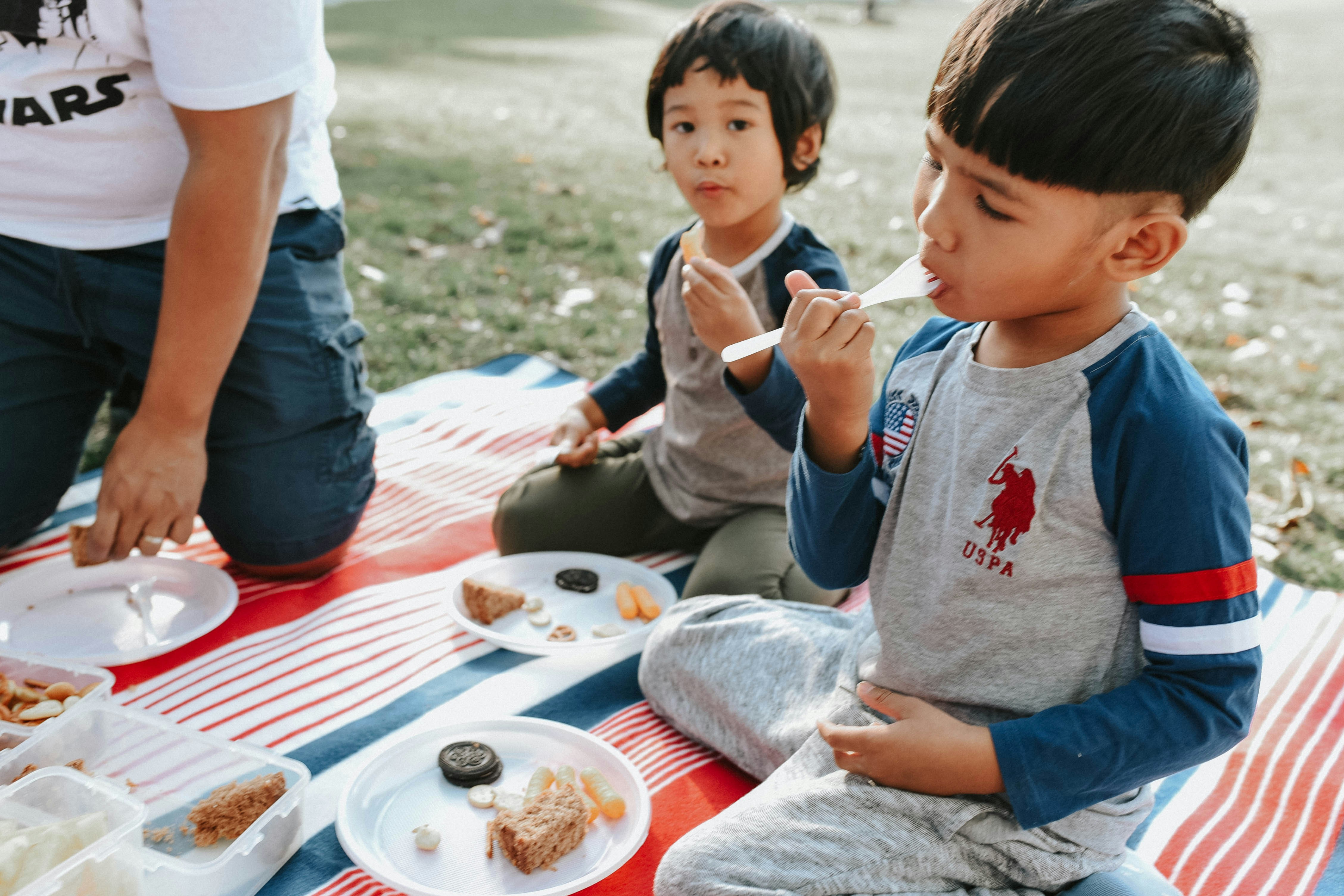 Bambini che mangiano | Fonte: Unsplash