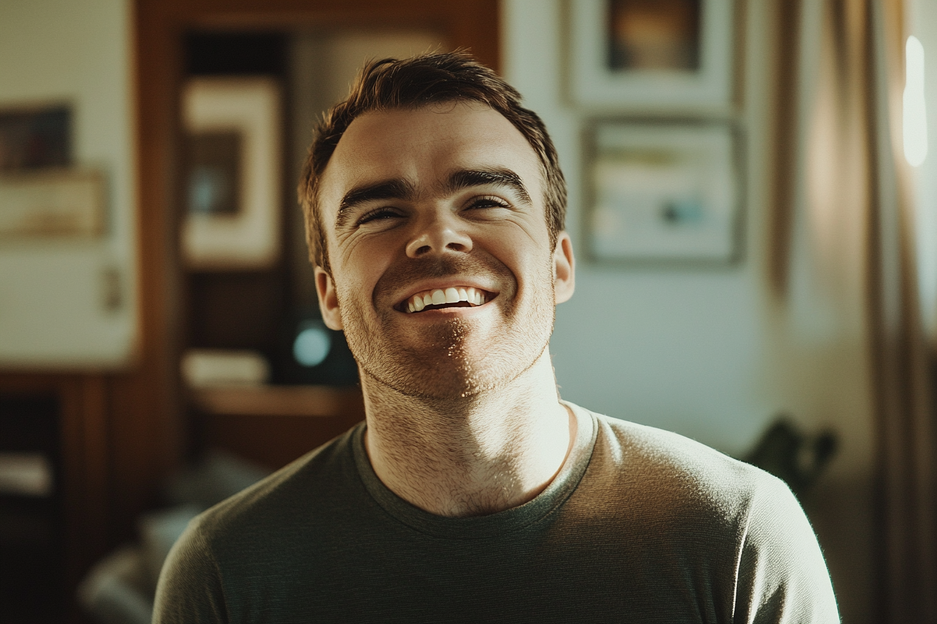 Un hombre riendo | Fuente: Midjourney