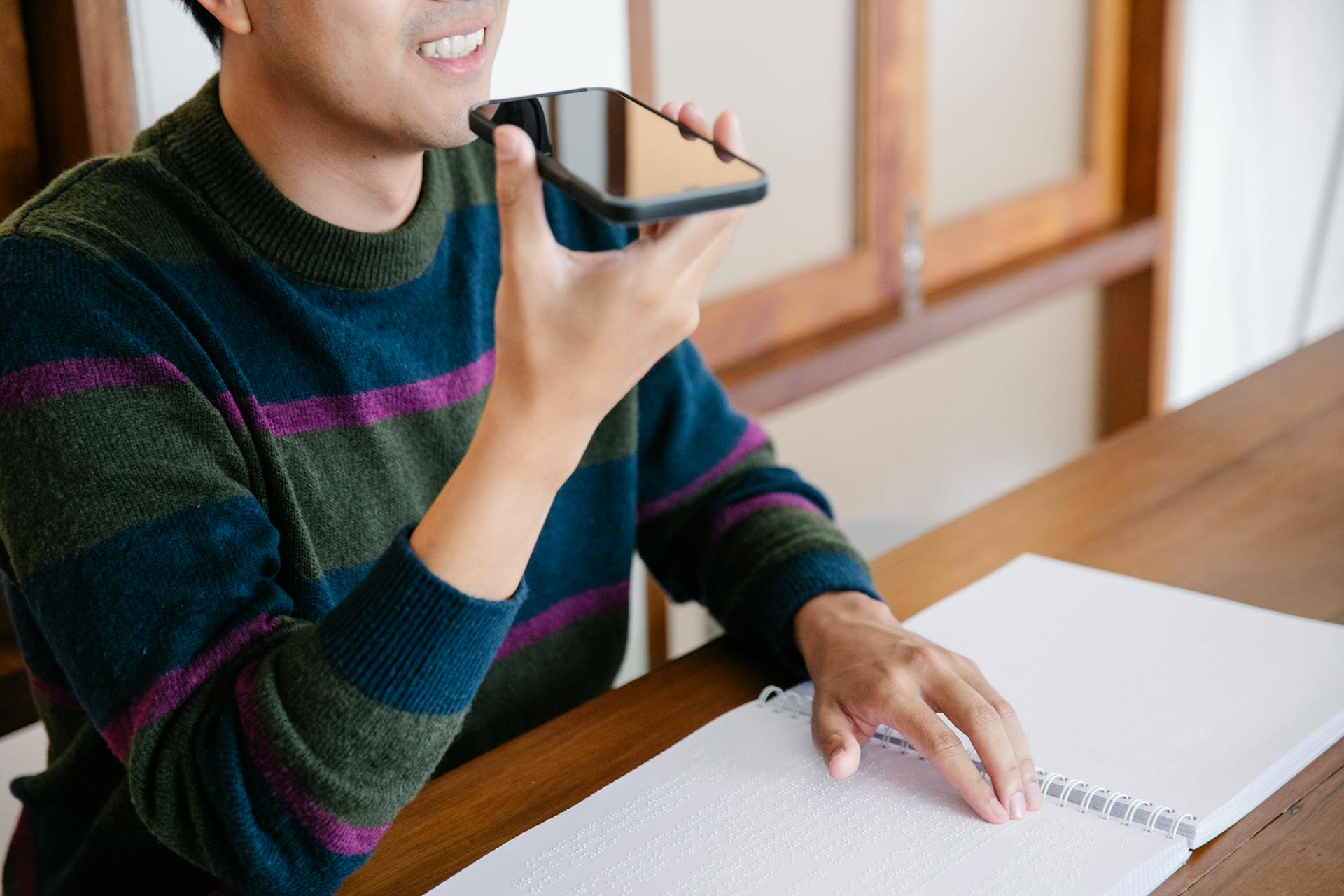 Un hombre hablando por teléfono | Fuente: Pexels