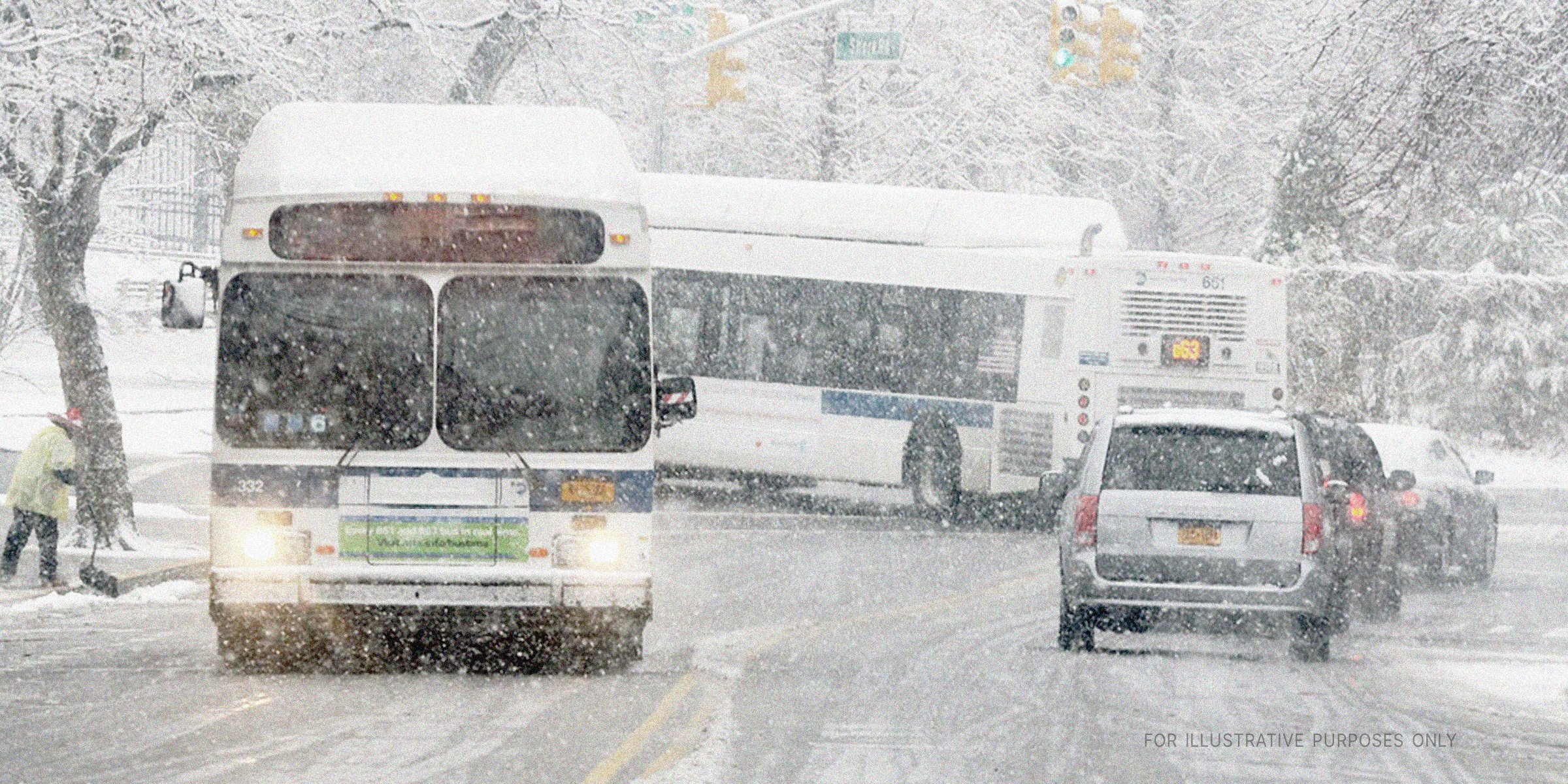 Autobús y automóviles en un día de nieve | Fuente: Flickr.com/MTAPhotos (CC BY 2.0)