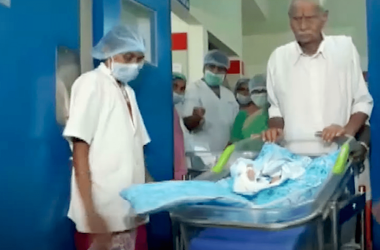 El equipo médico asiste a Sitarama Rajarao y a sus gemelas recién nacidas. | Fuente: youtube.com/Hindustan Times