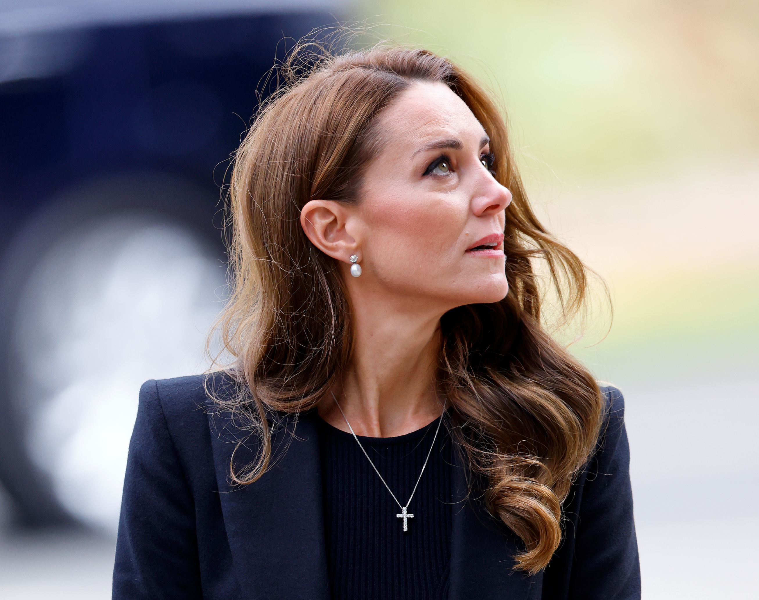 La princesa Kate contempla las ofrendas florales en Sandringham House el 15 de septiembre de 2022 | Fuente: Getty Images