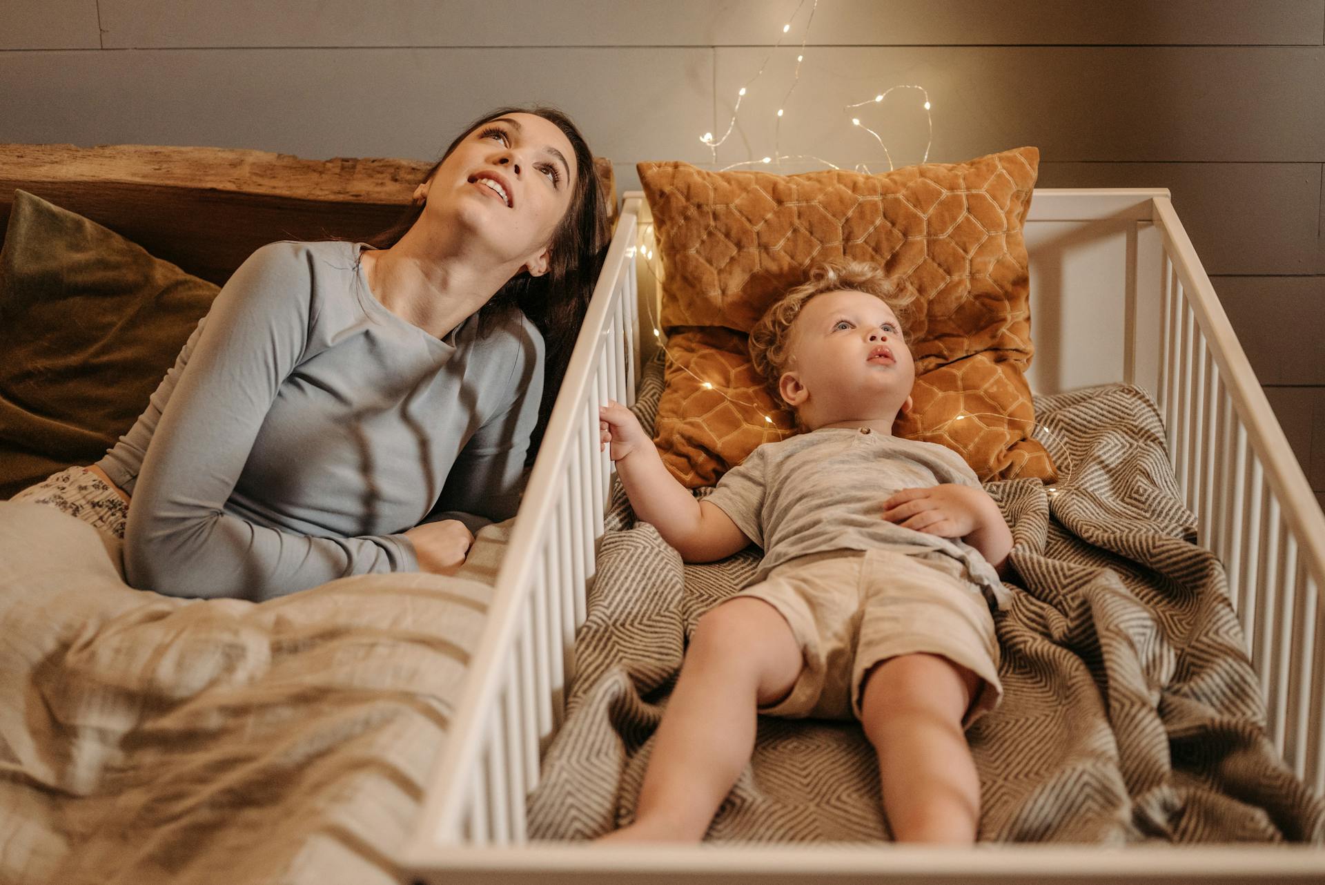 Una mujer y su hijo mirando al techo por la noche | Fuente: Pexels