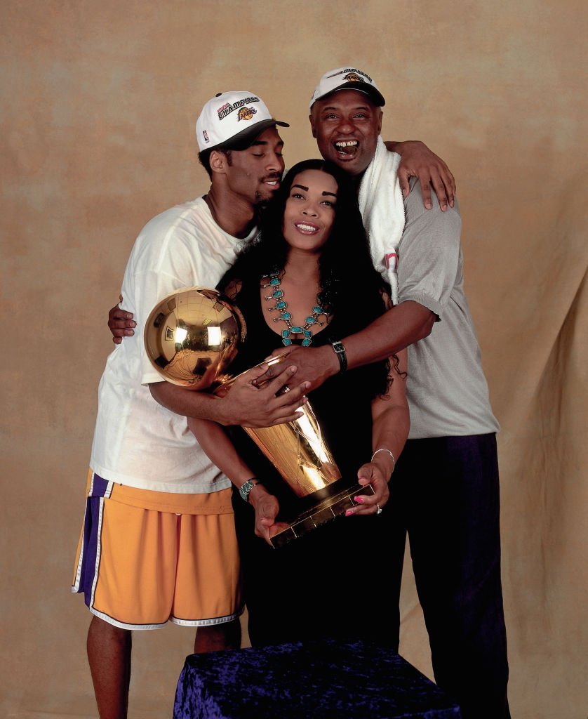 Kobe Bryant con sus padres, Joe y Pamela Bryant después de ganar el Campeonato de la NBA en junio de 2000. |  Foto: Getty Images