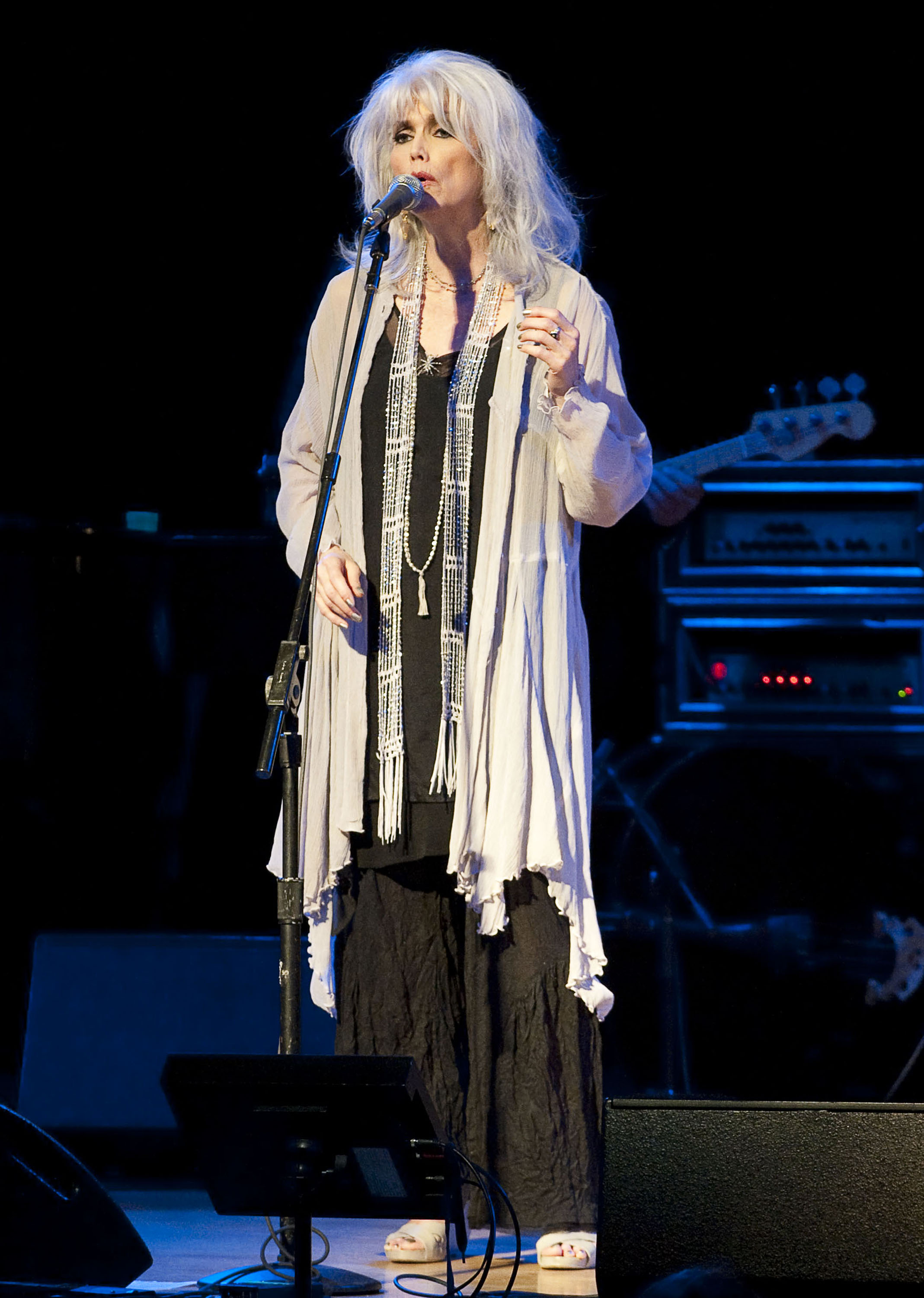 Emmylou Harris actúa durante la celebración de la música de Kate McGarrigle en el Town Hall el 12 de mayo de 2011 en Nueva York. | Foto: Getty Images
