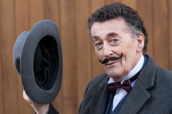 Robert Powell como Poirot en 'Black Coffee'. | Imagen: Getty Images