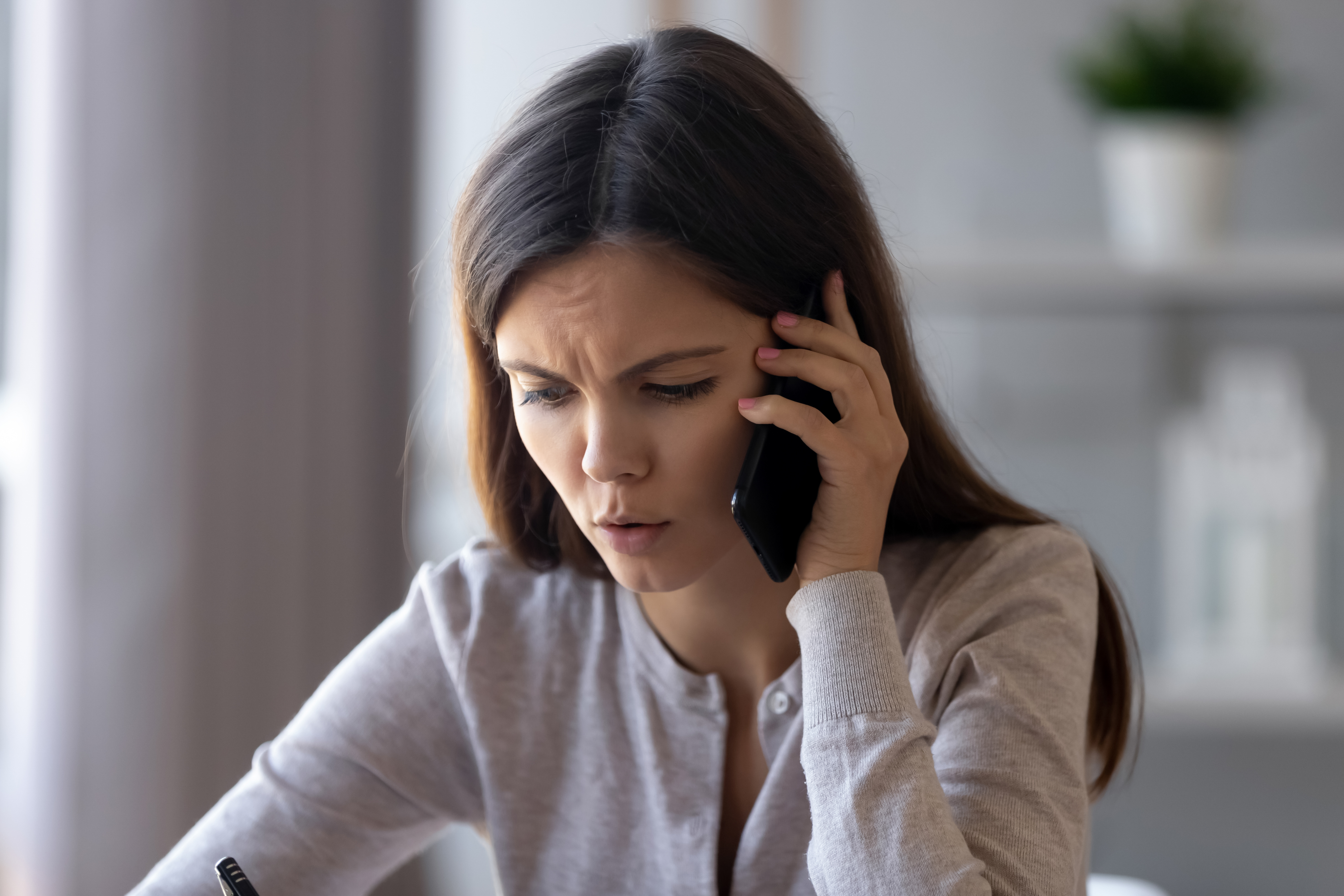 Joven alterada hablando por teléfono | Foto: Shutterstock