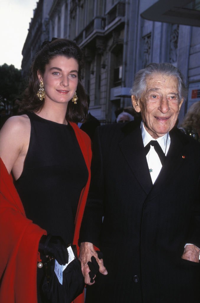 Paul-Louis Weiller y una amiga en el estreno de 'Mayerling' en París el 15 de junio de 1993, Francia.| Foto: Getty Images