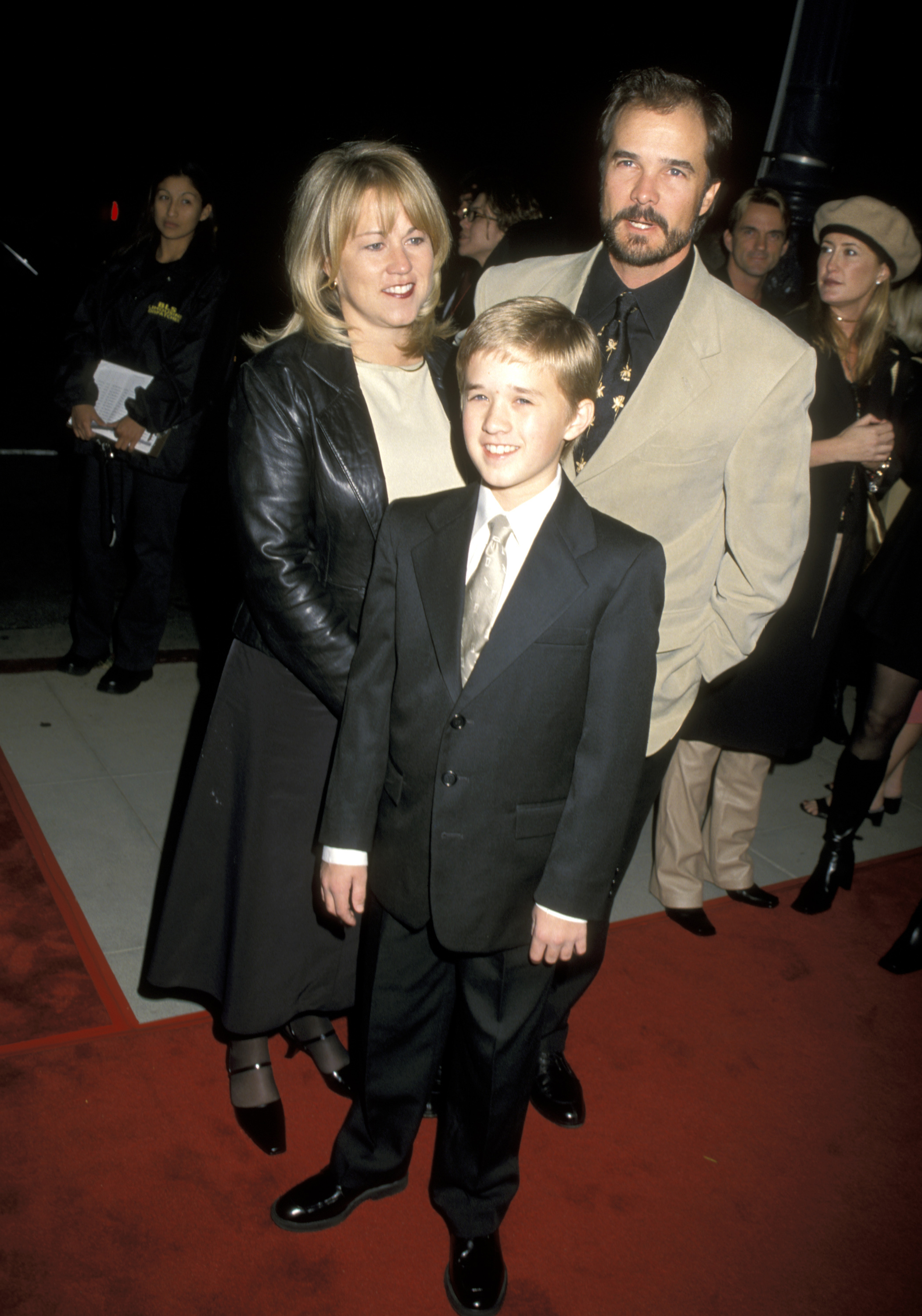 Theresa Osment, Haley Osment y Michael Osment en el estreno de "Pay It Forward" en Los Ángeles, 2000 | Fuente: Getty Images