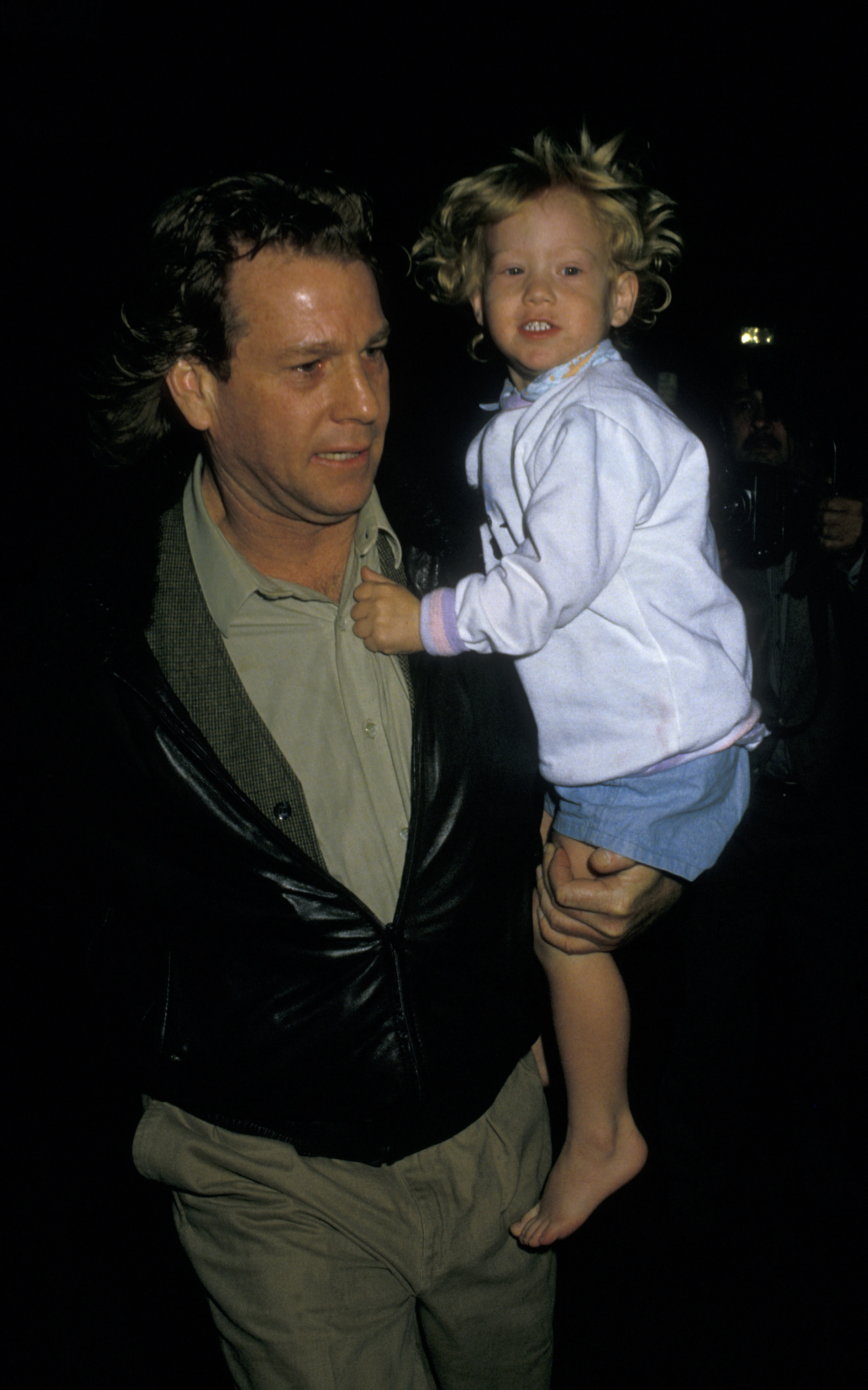 El hijo de la famosa actriz fotografiado con su padre y su pareja de toda la vida el 27 de abril de 1988, en Los Ángeles, California. | Fuente: Getty Images