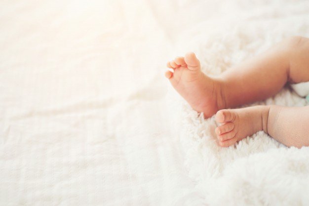 Los pies de los bebés deben mantenerse descubiertos. | Foto: Shutterstock