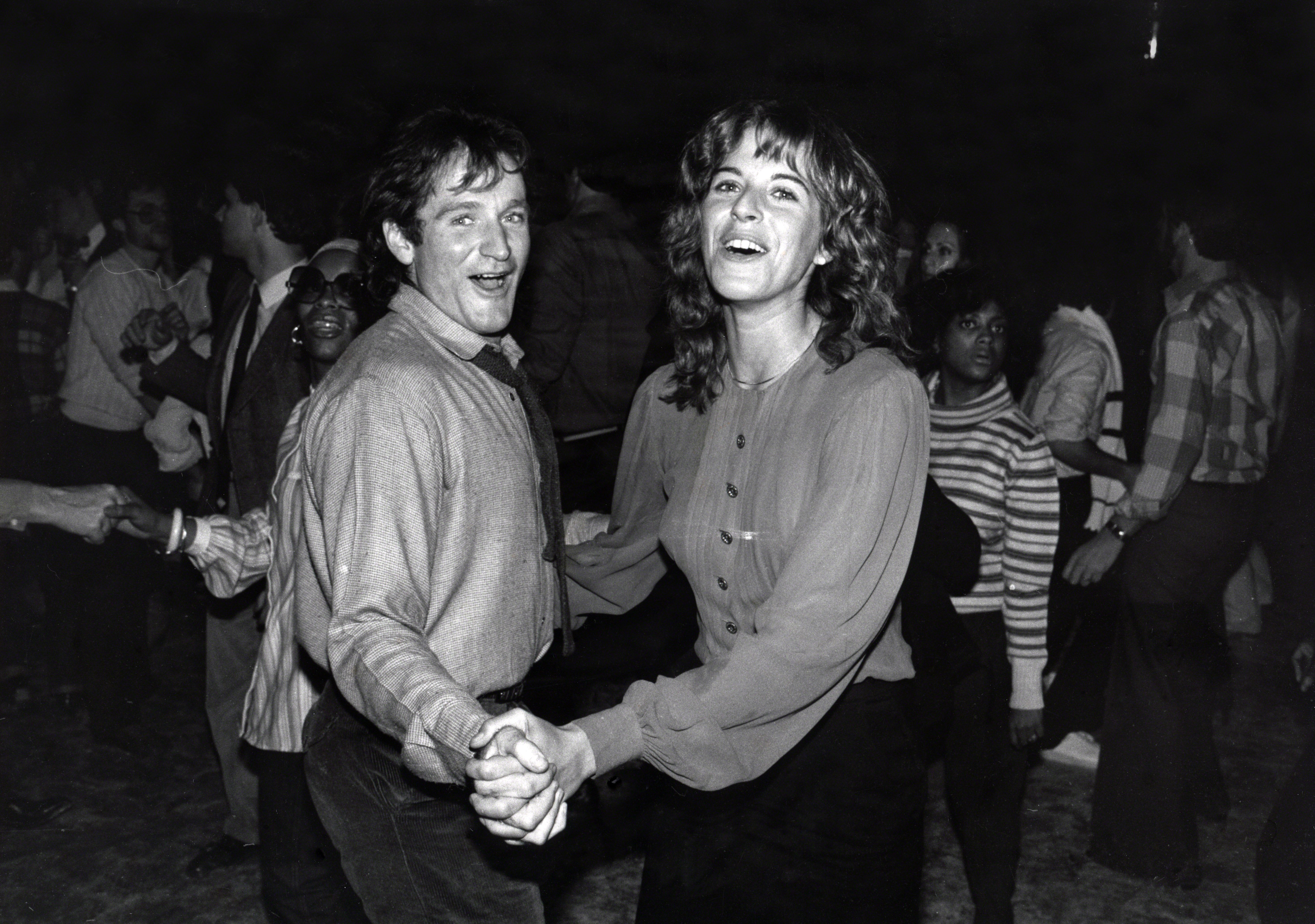 Robin Williams bailando con Valerie Velardi en Studio 54, alrededor de 1979 en la ciudad de Nueva York. | Foto: Getty Images