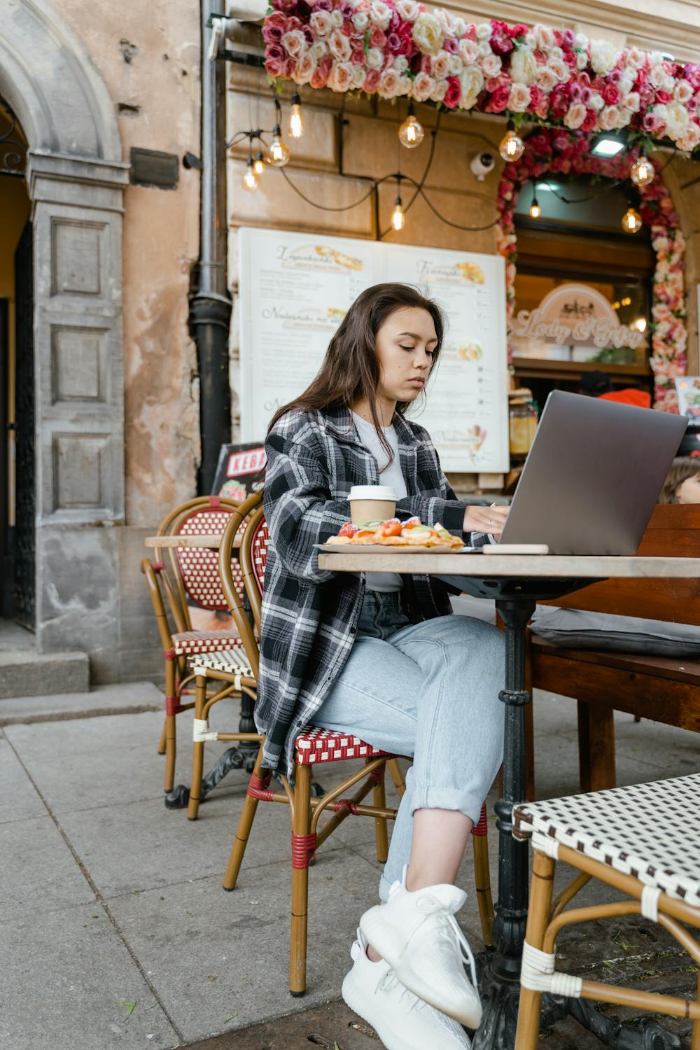 Una mujer en una cafetería | Fuente: Pexels