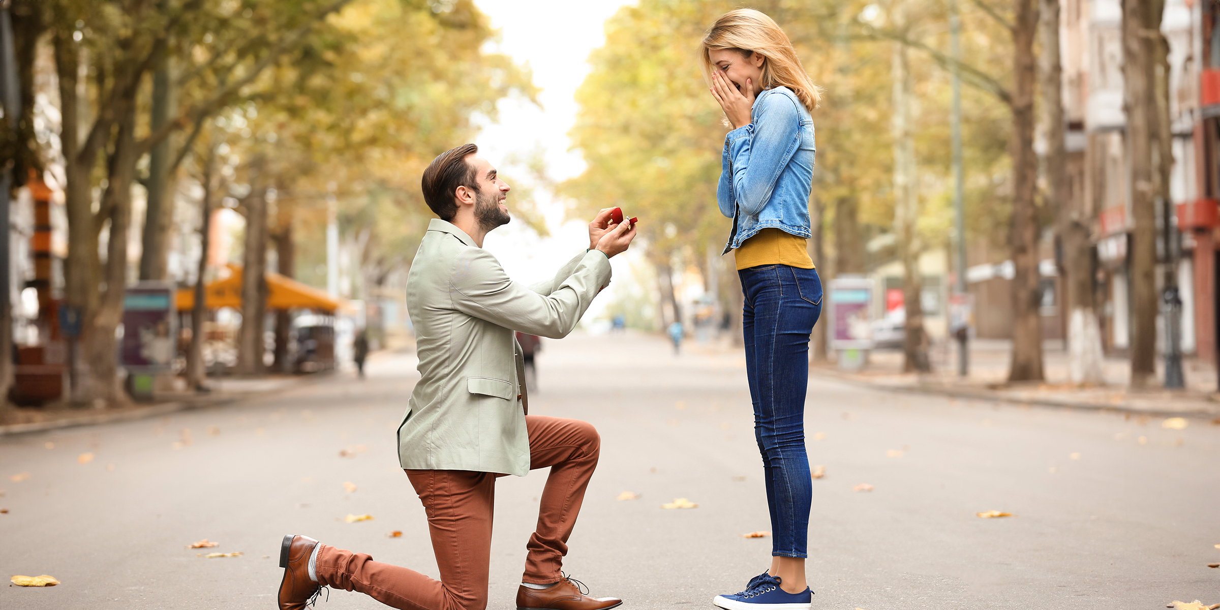 Un hombre pidiéndole matrimonio a una mujer | Fuente: Shutterstock