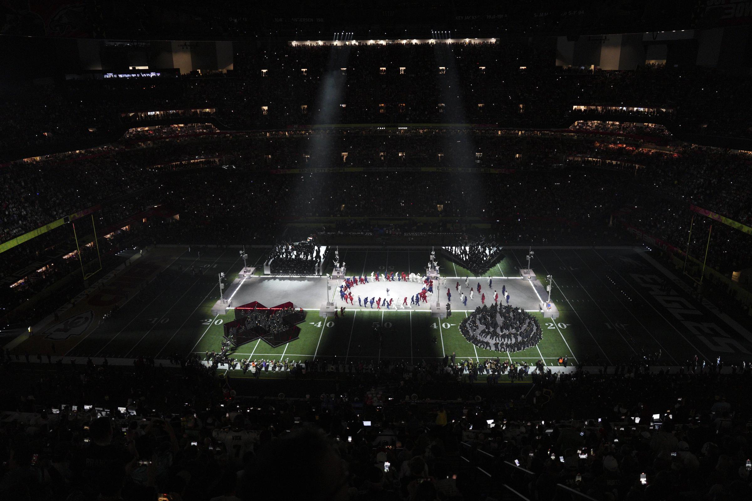 Kendrick Lamar con sus bailarines en el Super Bowl LIX el 9 de febrero de 2025 | Fuente: Getty Images