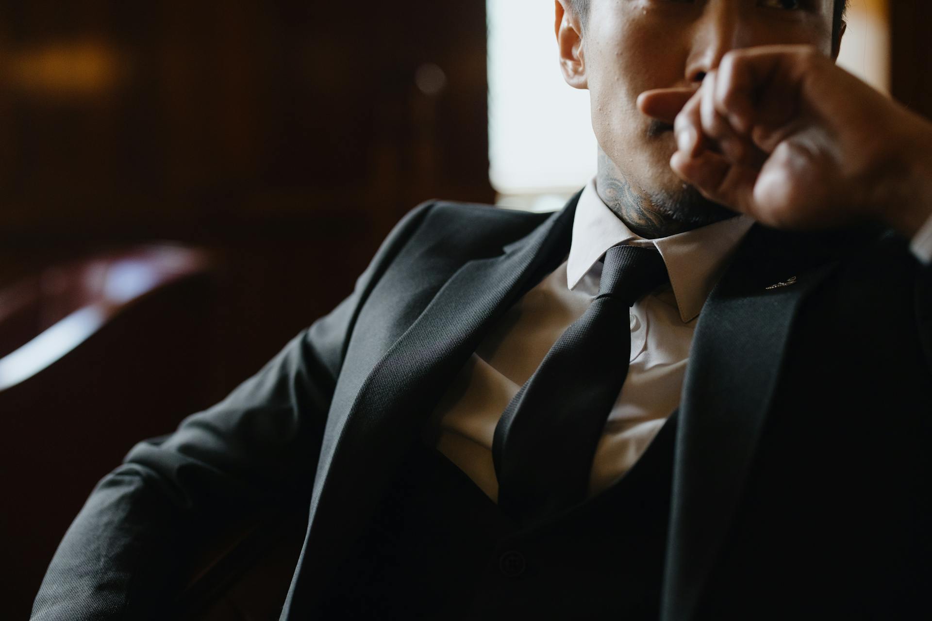 Un hombre con traje negro | Fuente: Pexels