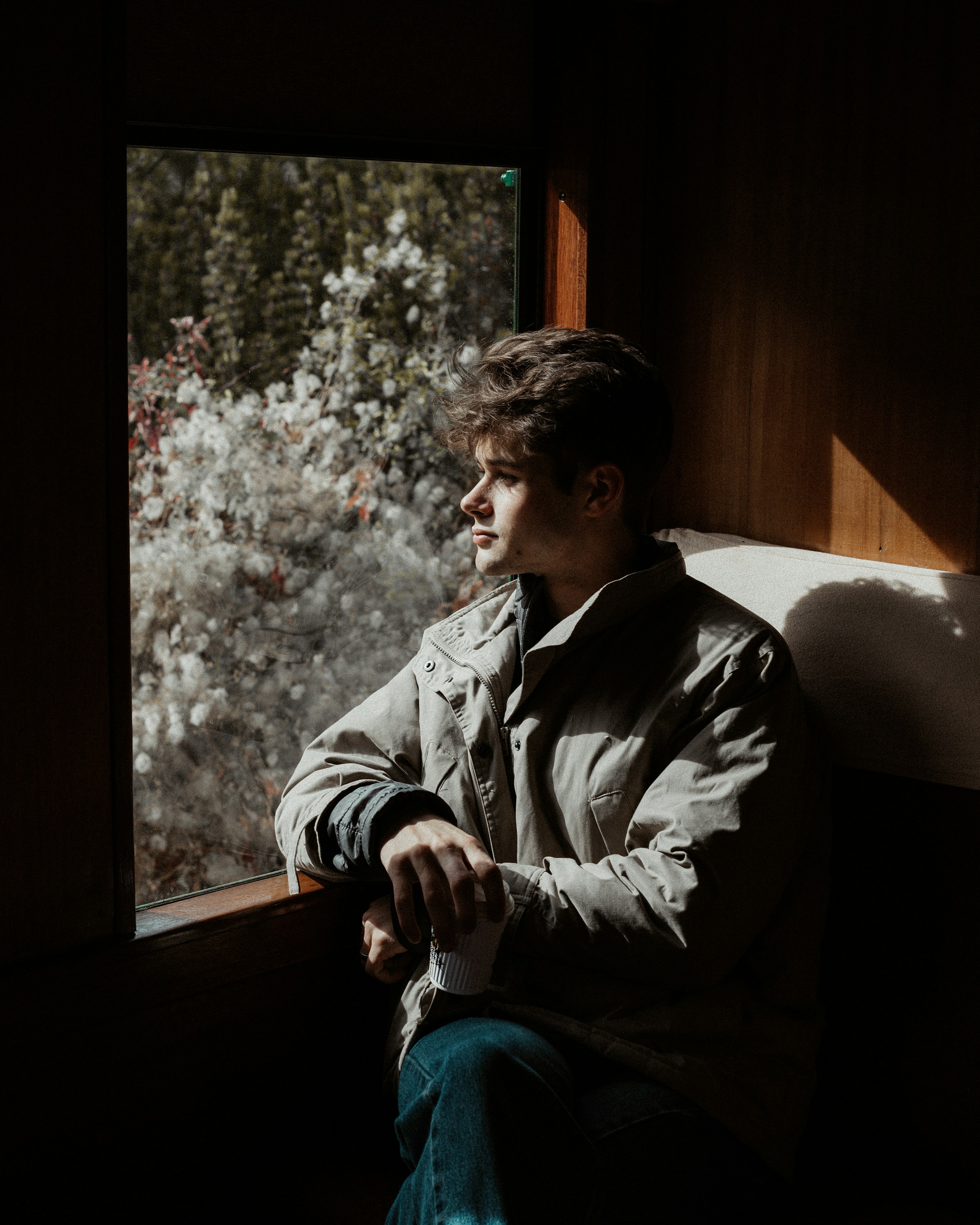 Un niño sentado en el asiento de la ventanilla de un tren | Foto: Unsplash