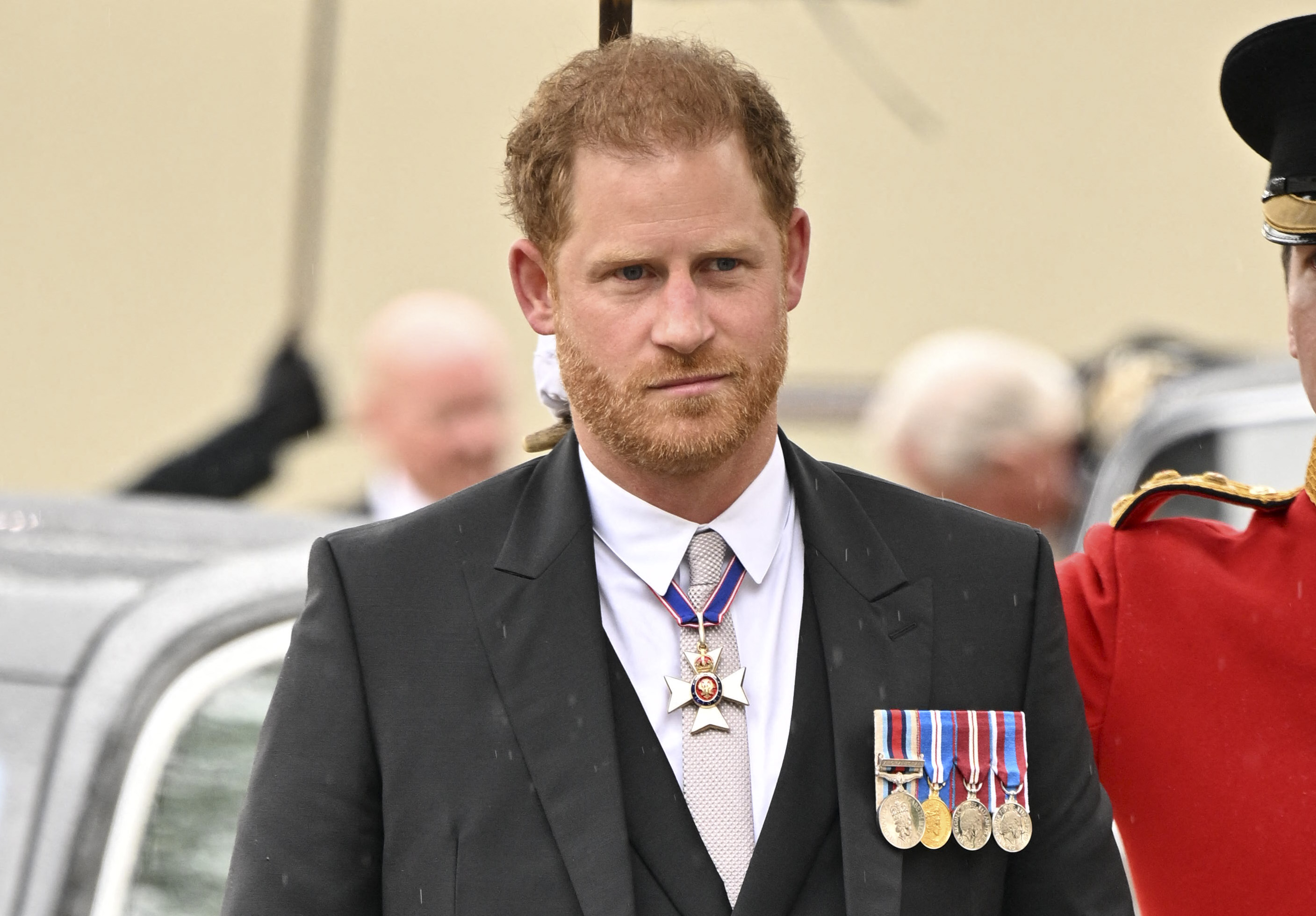 El príncipe Harry llega a la coronación de su padre en la Abadía de Westminster, en el centro de Londres, el 6 de mayo de 2023 | Fuente: Getty Images